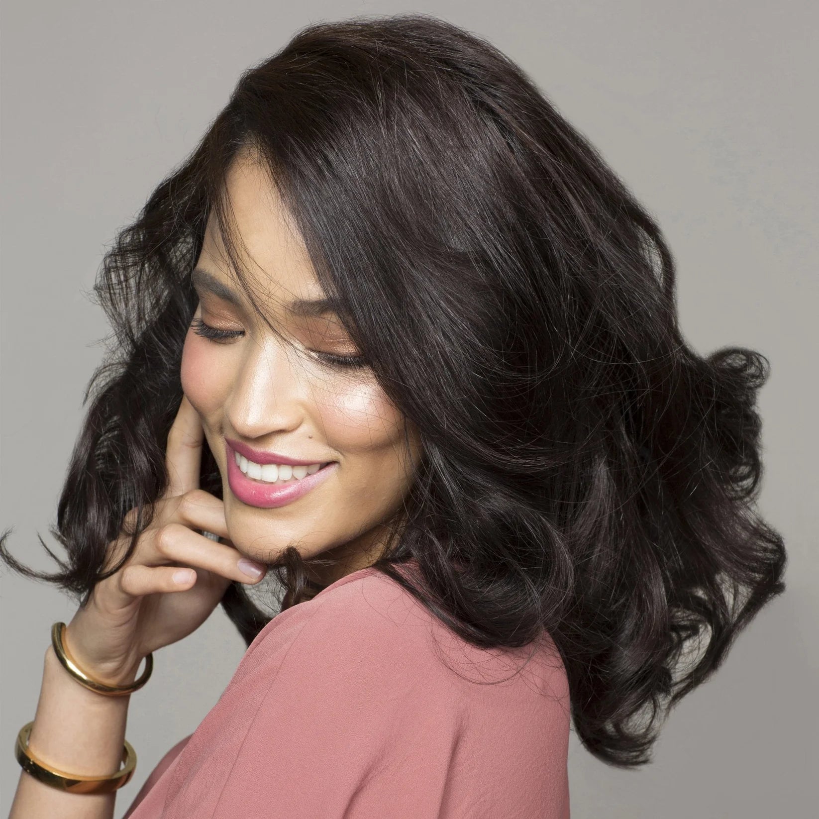 Melena suelta y brillante tras usar Voluminous Shampoo, ligereza visible y volumen desde la raíz.