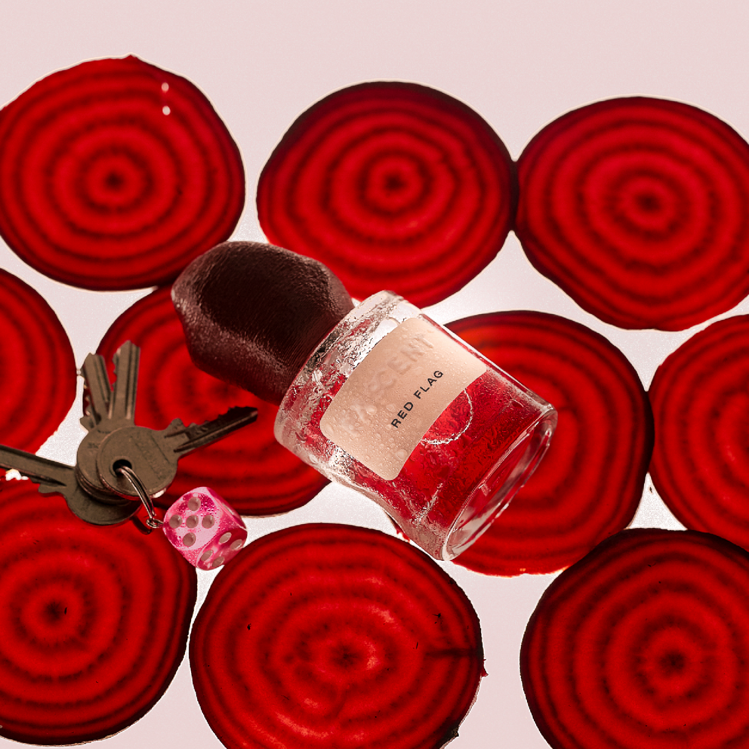 Aroma intenso y vegetal con fondo amaderado que despierta deseo, tensión y una atracción casi irracional.