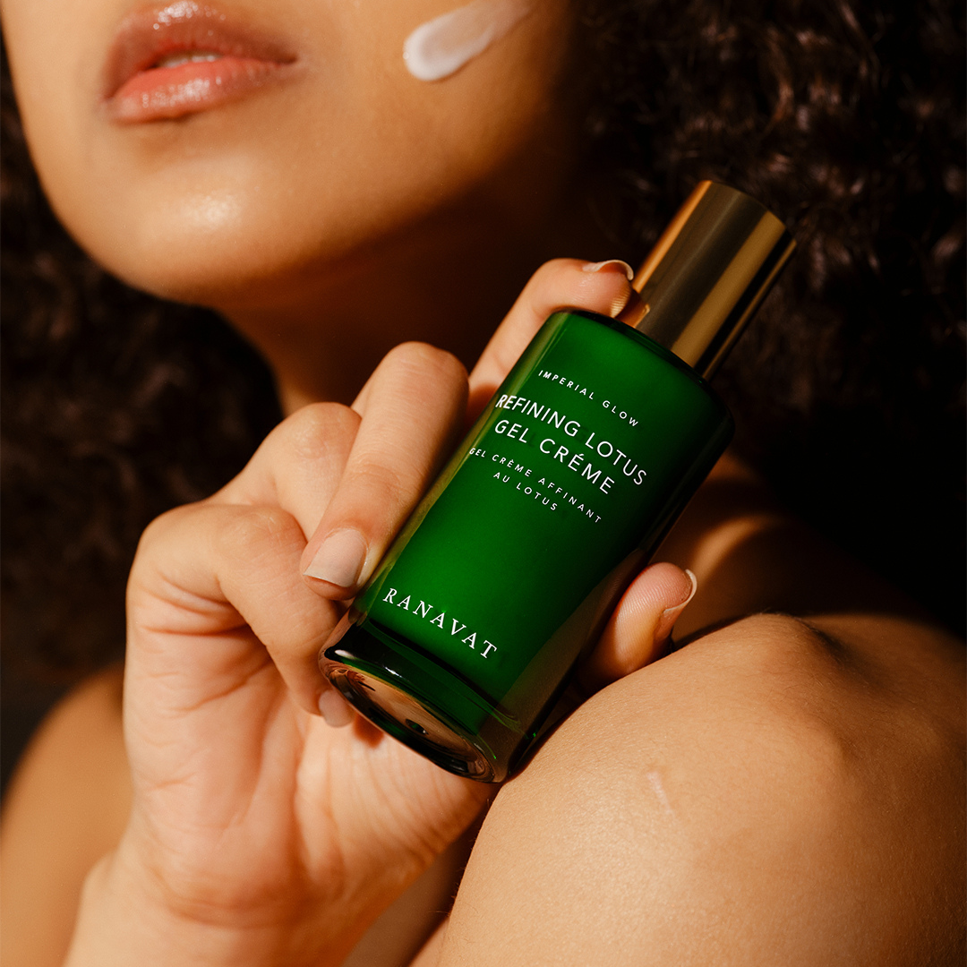 Refining Lotus Gel Crème de Ranavat ilumina, suaviza y deja la piel visiblemente más uniforme.