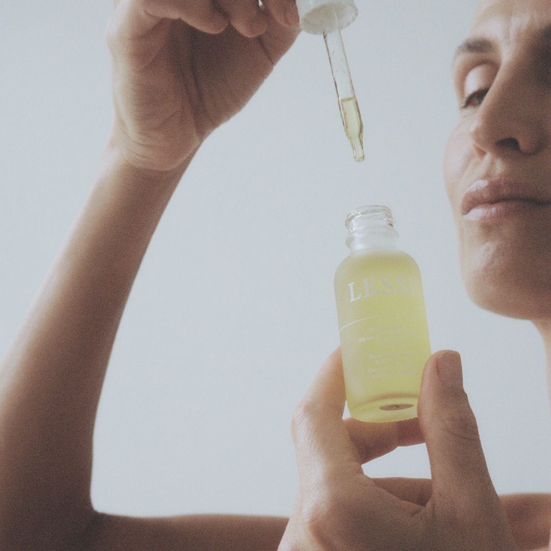 Gesto delicado al extraer Ritual Serum, un aceite ligero que transforma y reconforta la piel al instante.