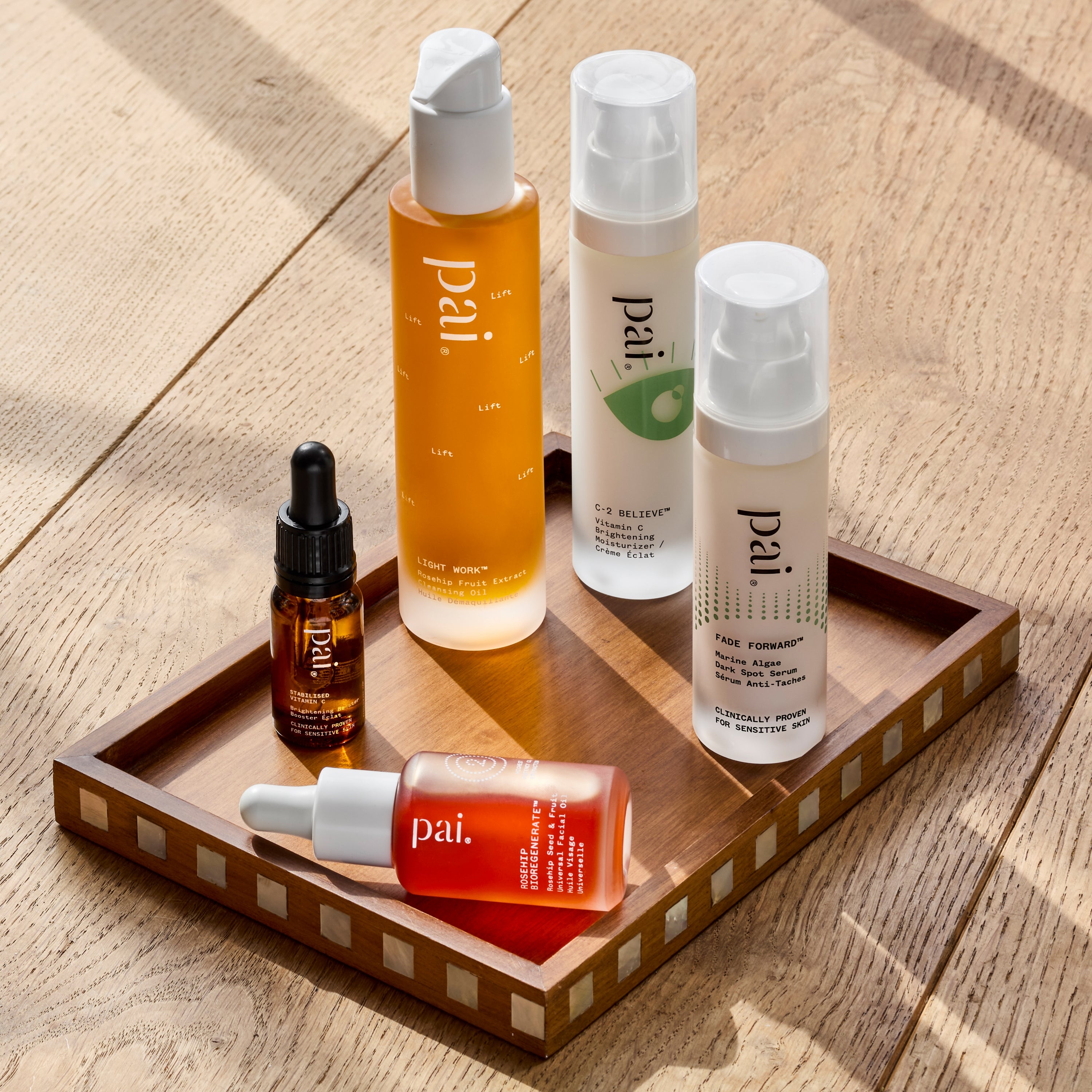 Rosehip Bioregenerate en bandeja, el clásico de Pai Skincare, entre otros esenciales para una rutina reparadora.