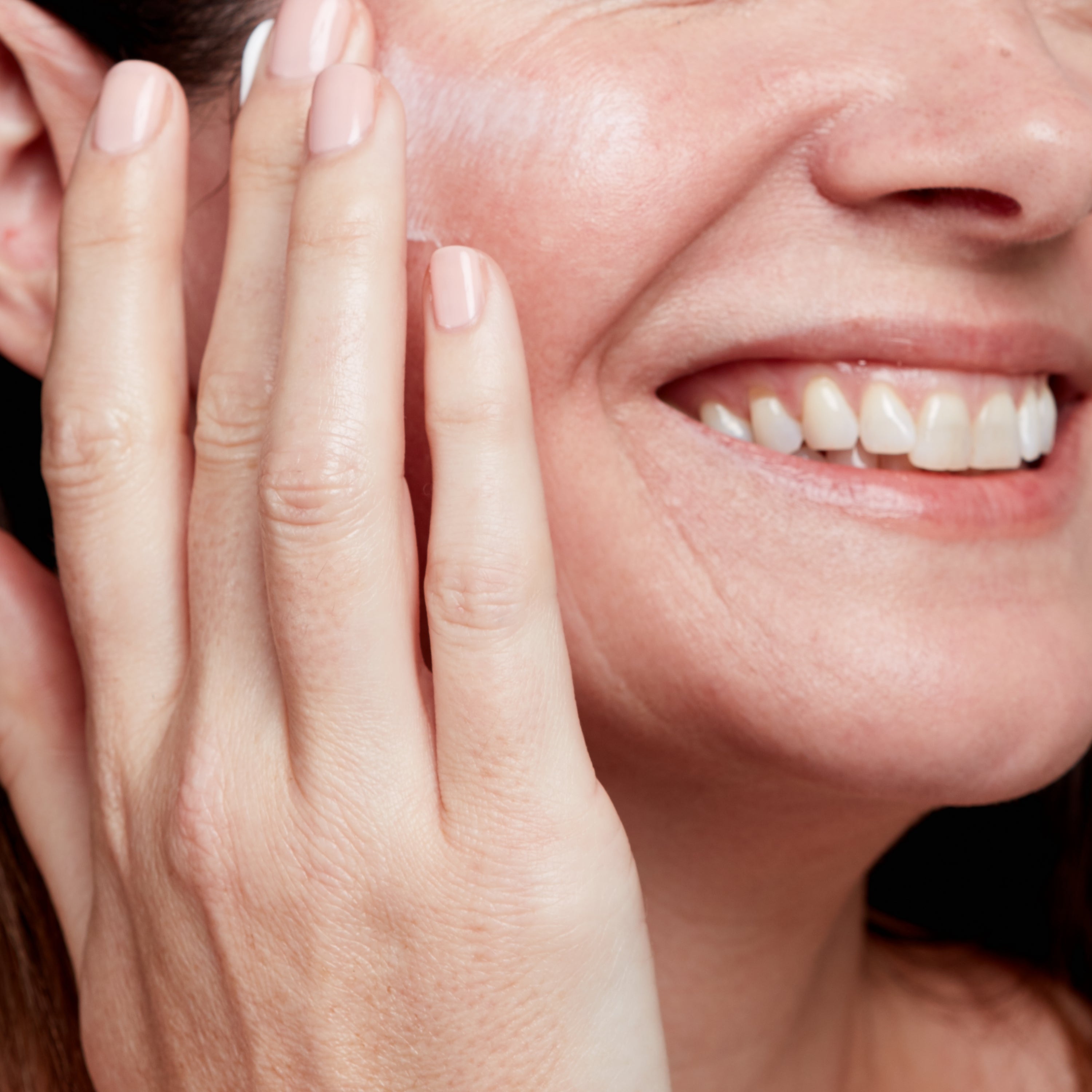 Rostro sonriente con Salvation Jane, hidratación profunda y elasticidad visible sin perfumes añadidos.