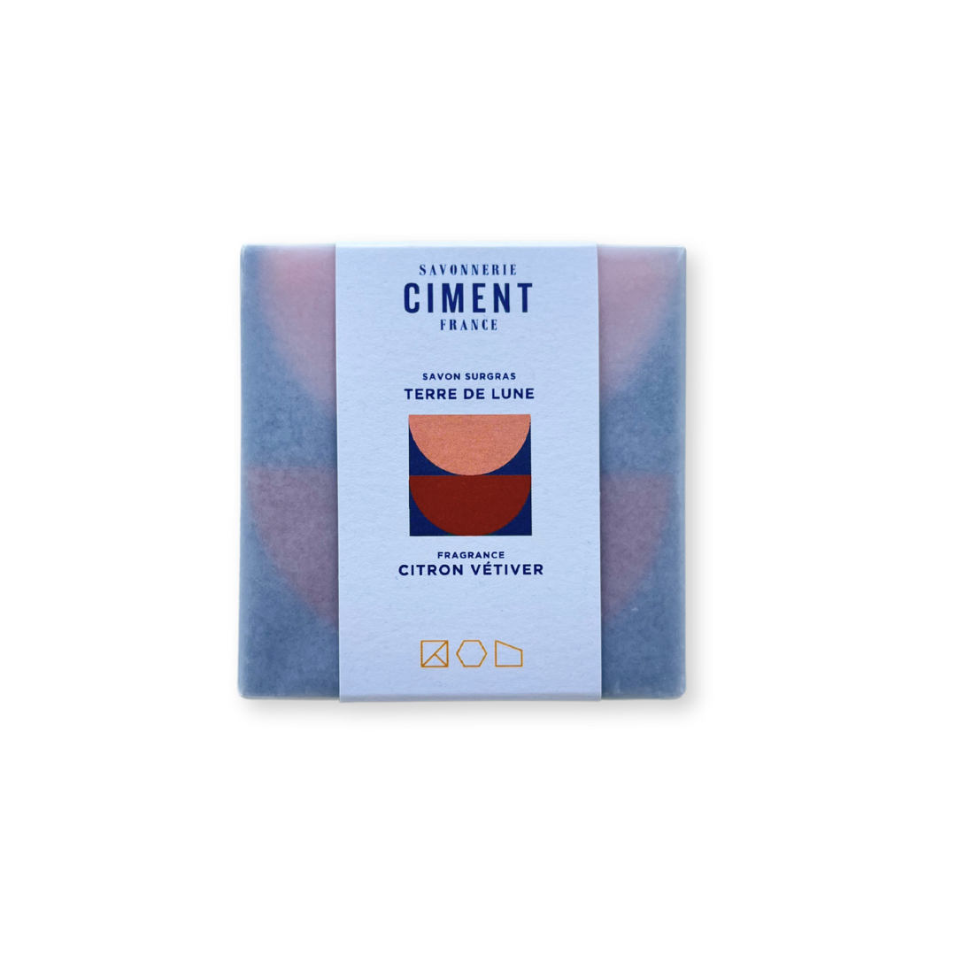 Savon Terre de Lune de Ciment Paris con su envoltorio. Jabón sólido inspirado en la luna con aroma amaderado y fresco.