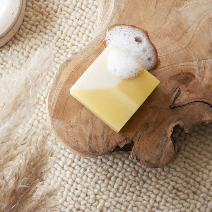 Savon Visage Fenêtre de Ciment Paris con espuma. Jabón facial sin perfume con cúrcuma y arcilla blanca para piel sensible.