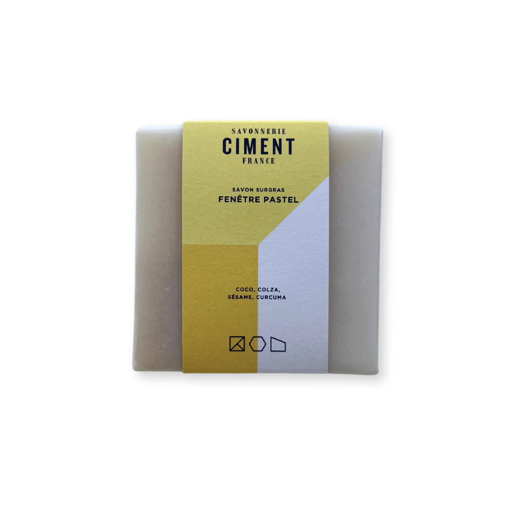 Savon Visage Fenêtre de Ciment Paris con su envoltorio. Jabón sólido sin aceites esenciales, ideal para limpieza suave del rostro.