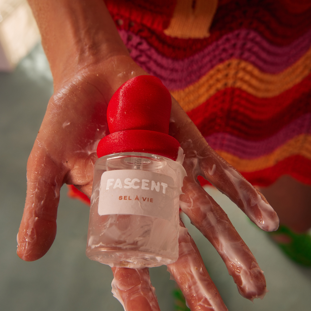 Una fragancia que acaricia como la espuma salada sobre la piel húmeda: limpia, viva y profundamente sensual.