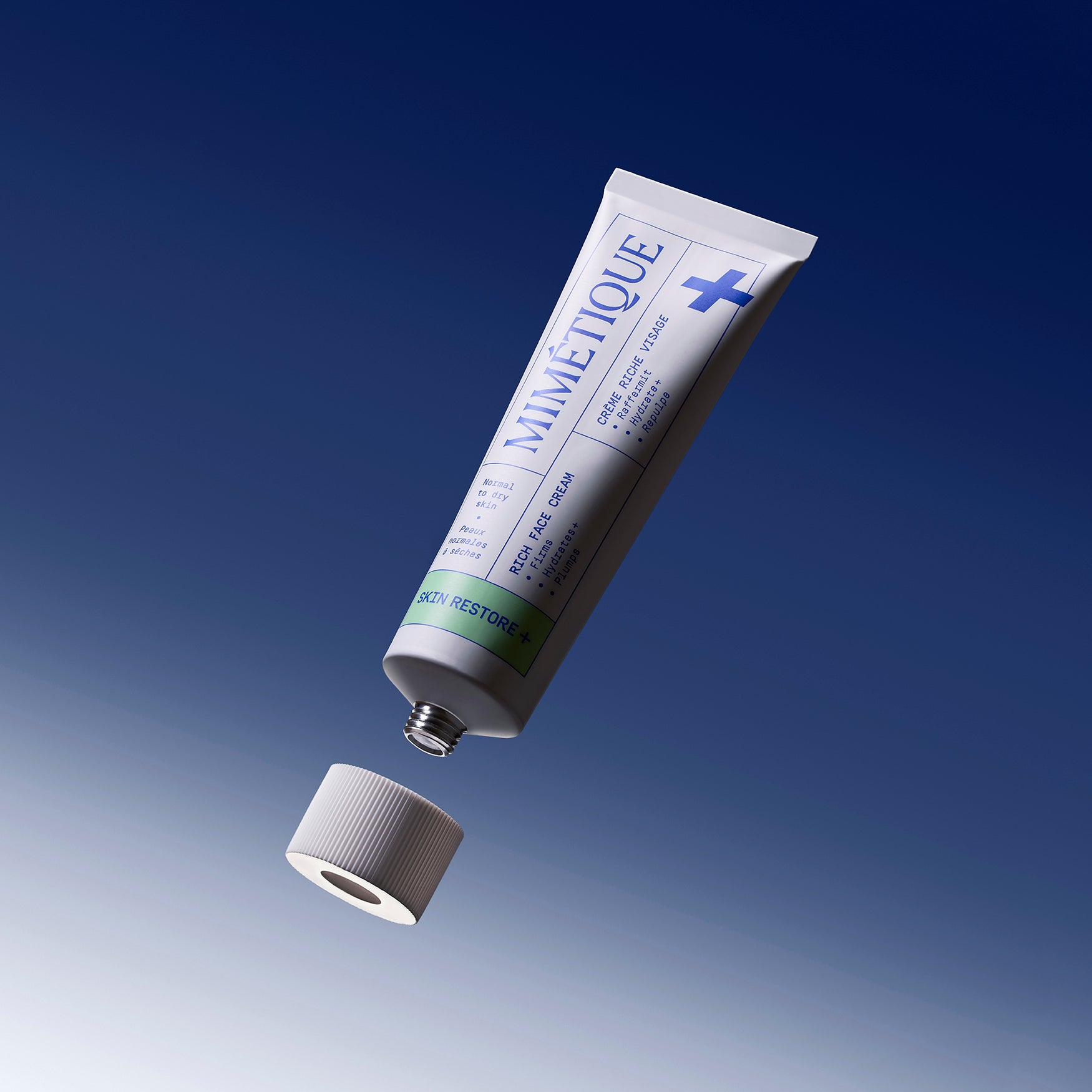 Textura rica que envuelve la piel, mejora la densidad y deja un acabado cómodo que sostiene el maquillaje.