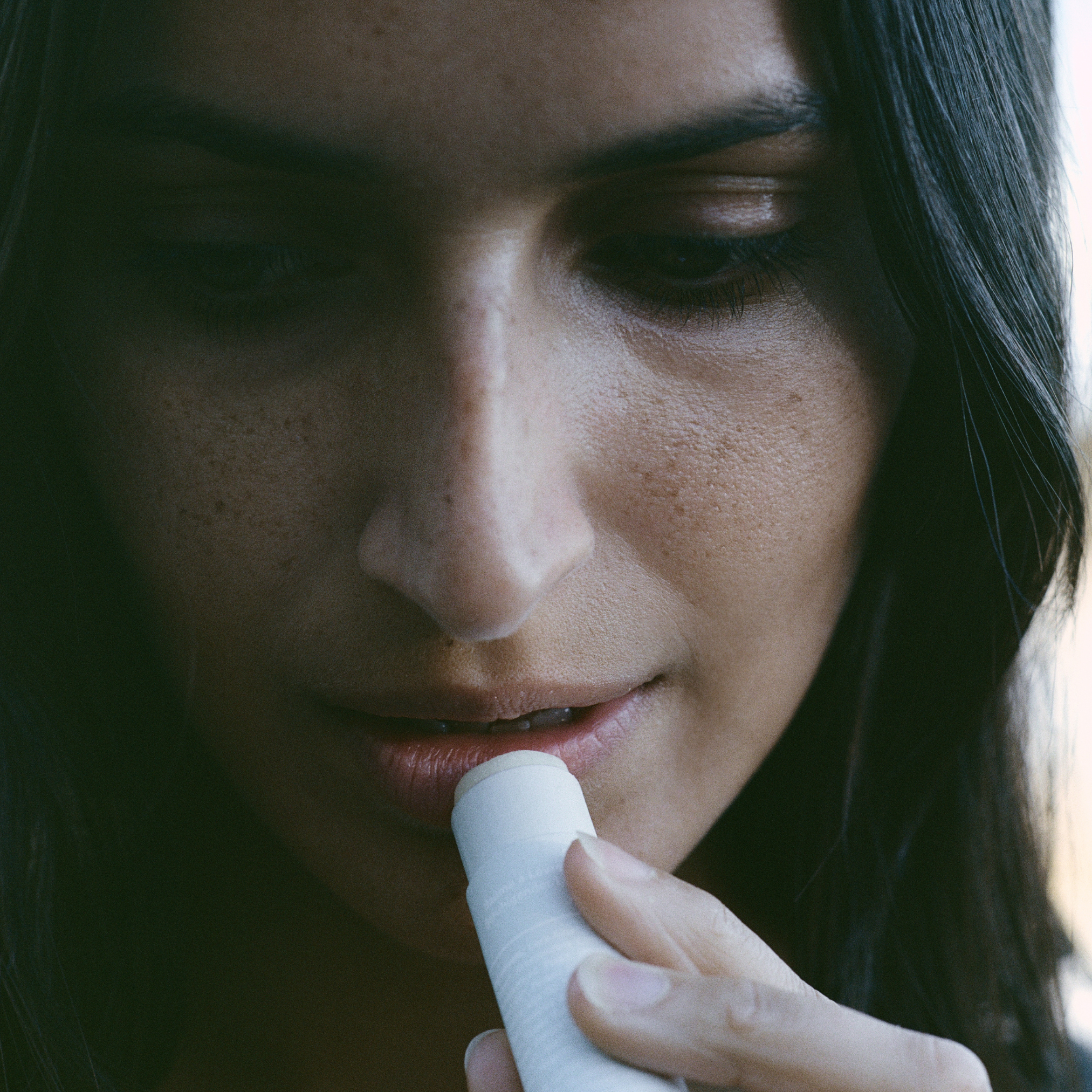 Aplicado en los labios, deja una sensación de confort inmediato y una sonrisa más flexible y sana.