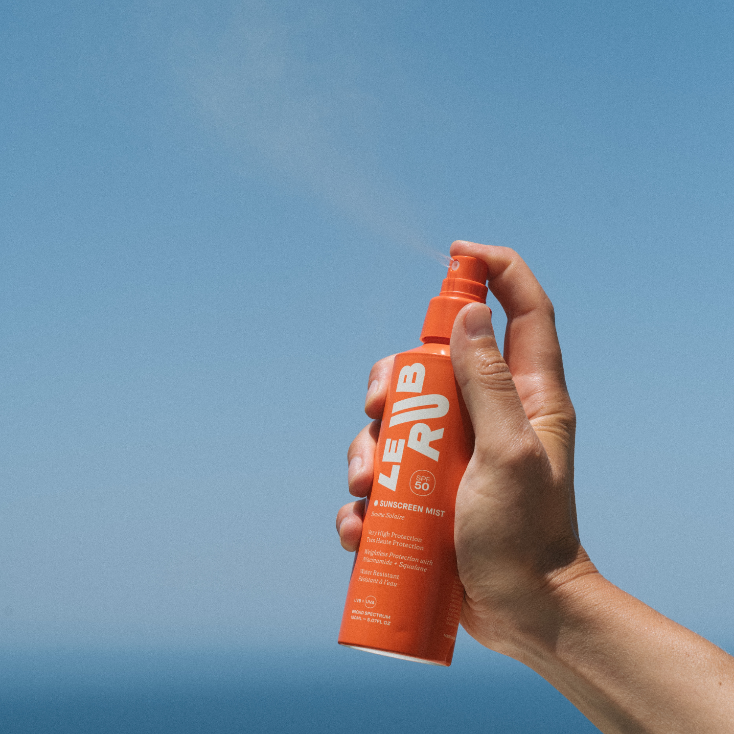 Bruma Sunscreen Mist SPF50 de Le Rub en uso, protección invisible con frescura veraniega y sin residuos.