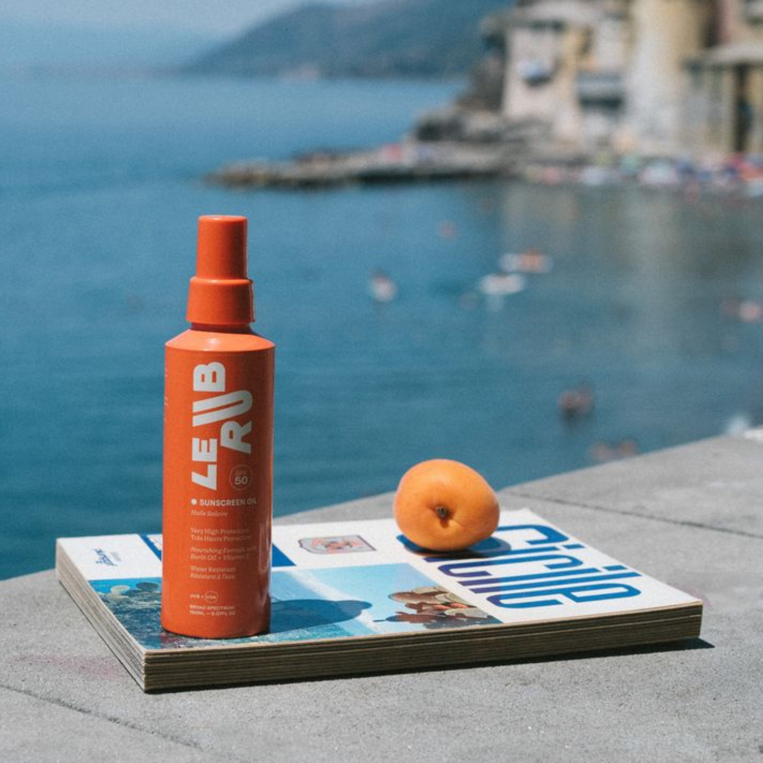 Aceite solar Sunscreen Oil SPF50 de Le Rub en verano siciliano, protección que sublima la piel.