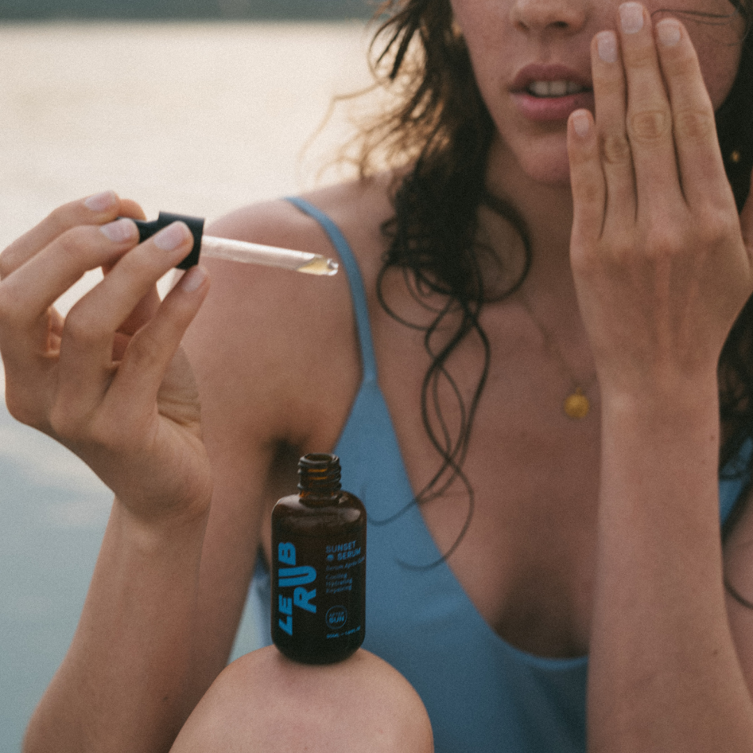 Aplicación de Sunset Serum tras el sol o el estrés; hidratación y calma con cada gota.