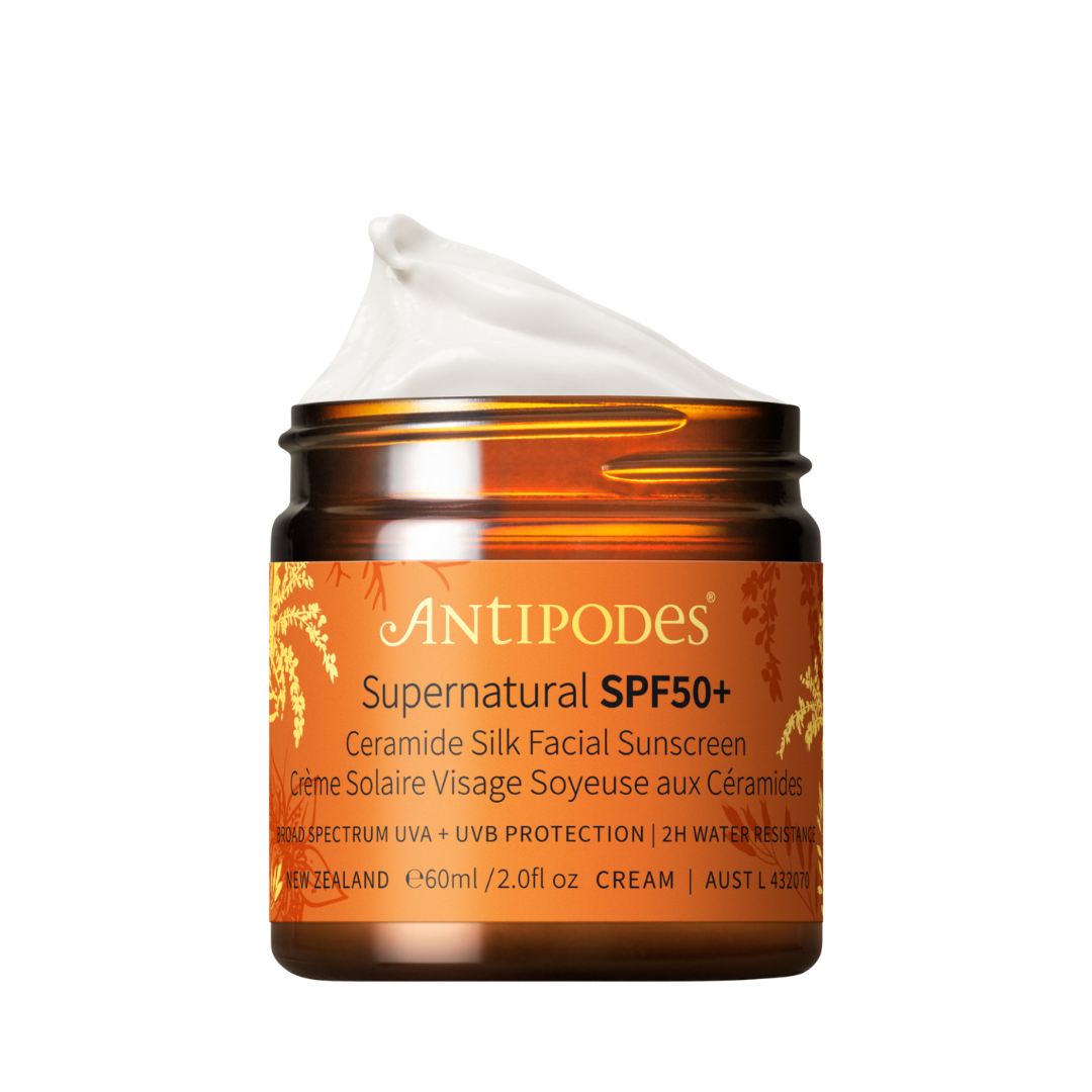 Supernatural SPF50 Ceramide Silk Facial Sunscreen de Antipodes hidrata, protege y deja un acabado sedoso.