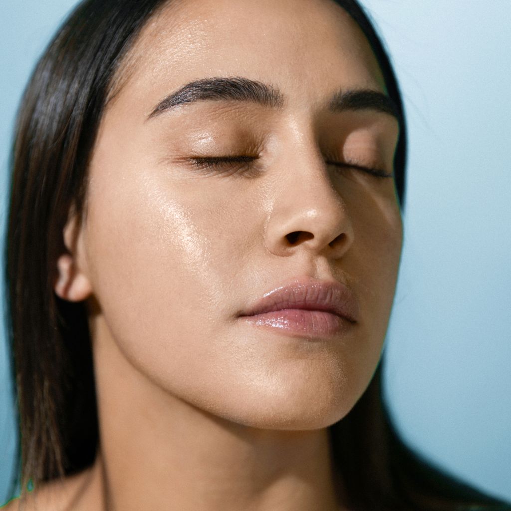 La piel luce luminosa, uniforme y confortable tras aplicar este protector solar con ceramidas y filtros minerales.