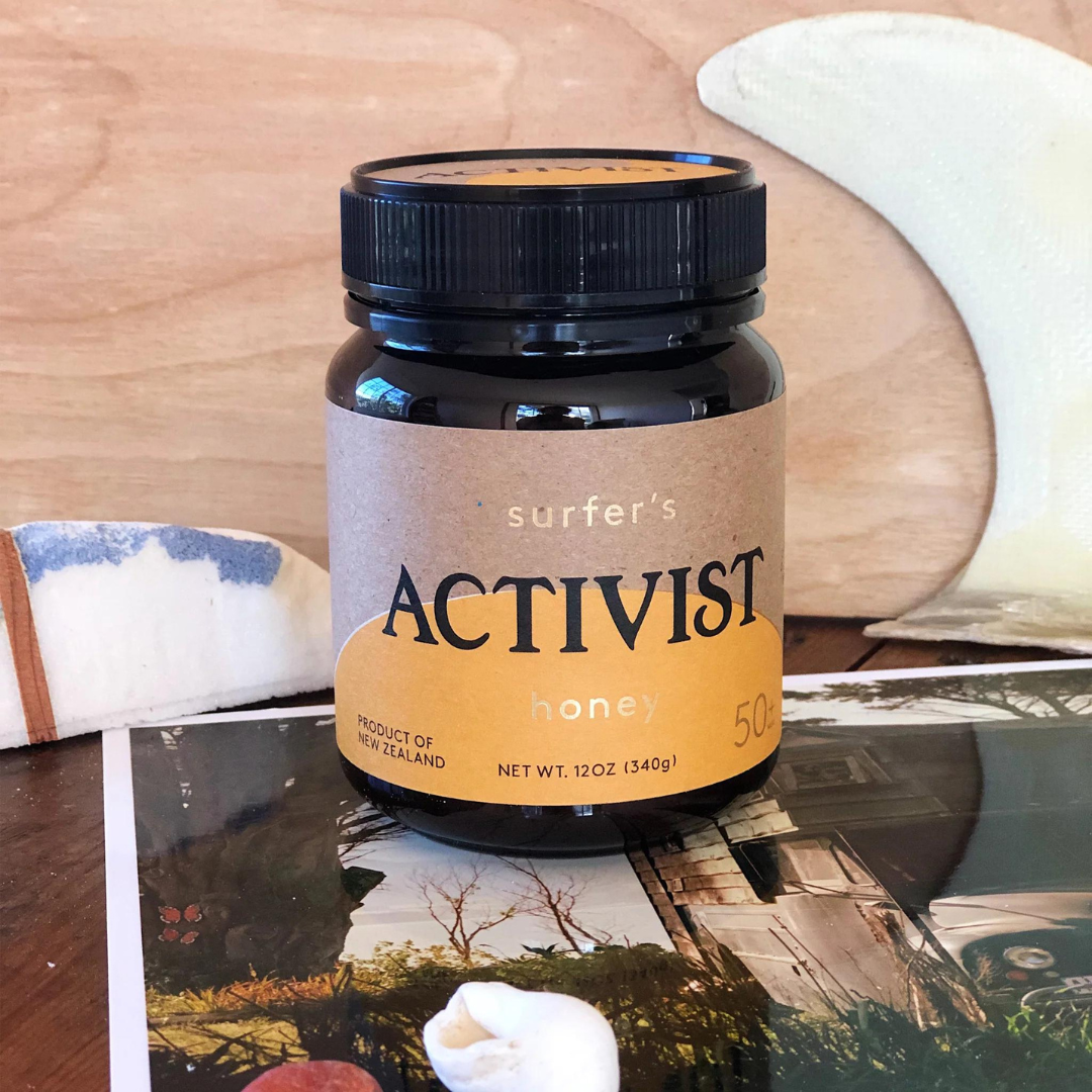Miel de manuka Surfer’s Honey 50+MGO de Activist sobre una mesa, opción versátil para bienestar diario.