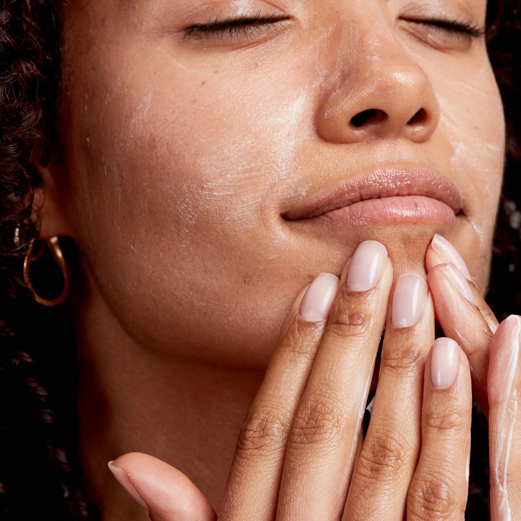 Rostro sereno con The Anthemis en la mejilla, suavidad inmediata para piel con rosácea o irritación.