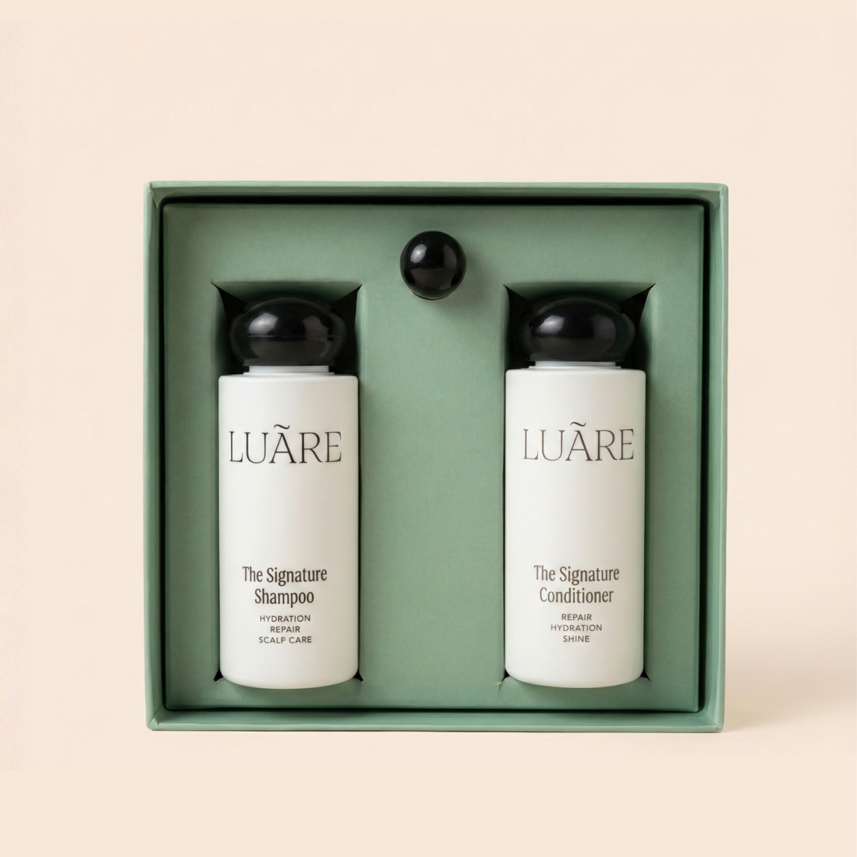 Tres esenciales capilares en versión mini que suavizan, equilibran y envuelven el cabello en calma diaria.