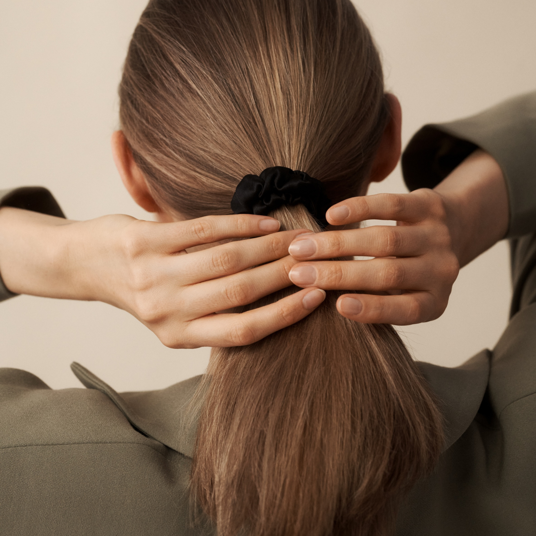 Recoger el cabello se siente cómodo y ligero, sin tirantez ni marcas al soltarlo.