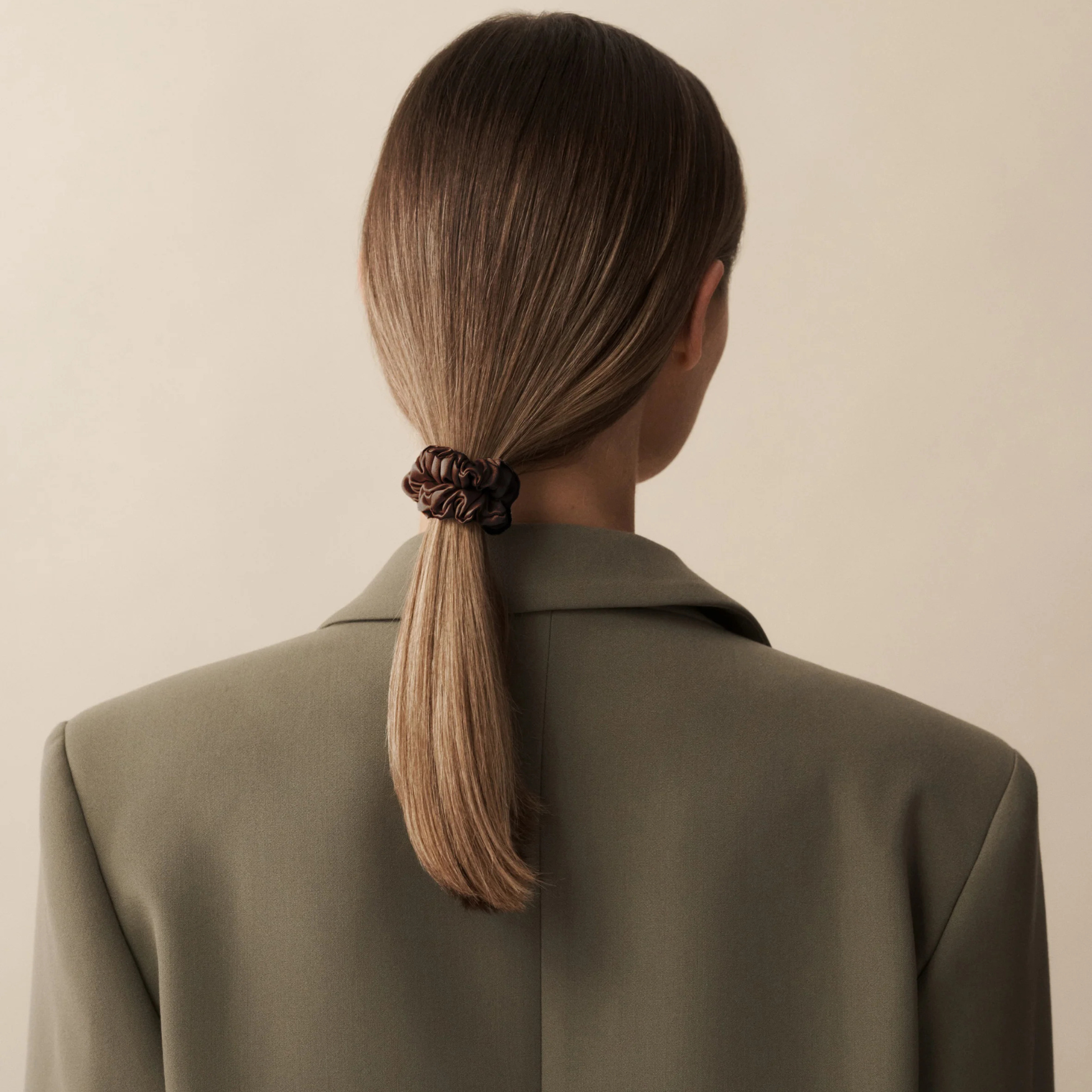La melena lisa se mantiene pulida y sin tensión, con un recogido suave que respeta la fibra capilar.