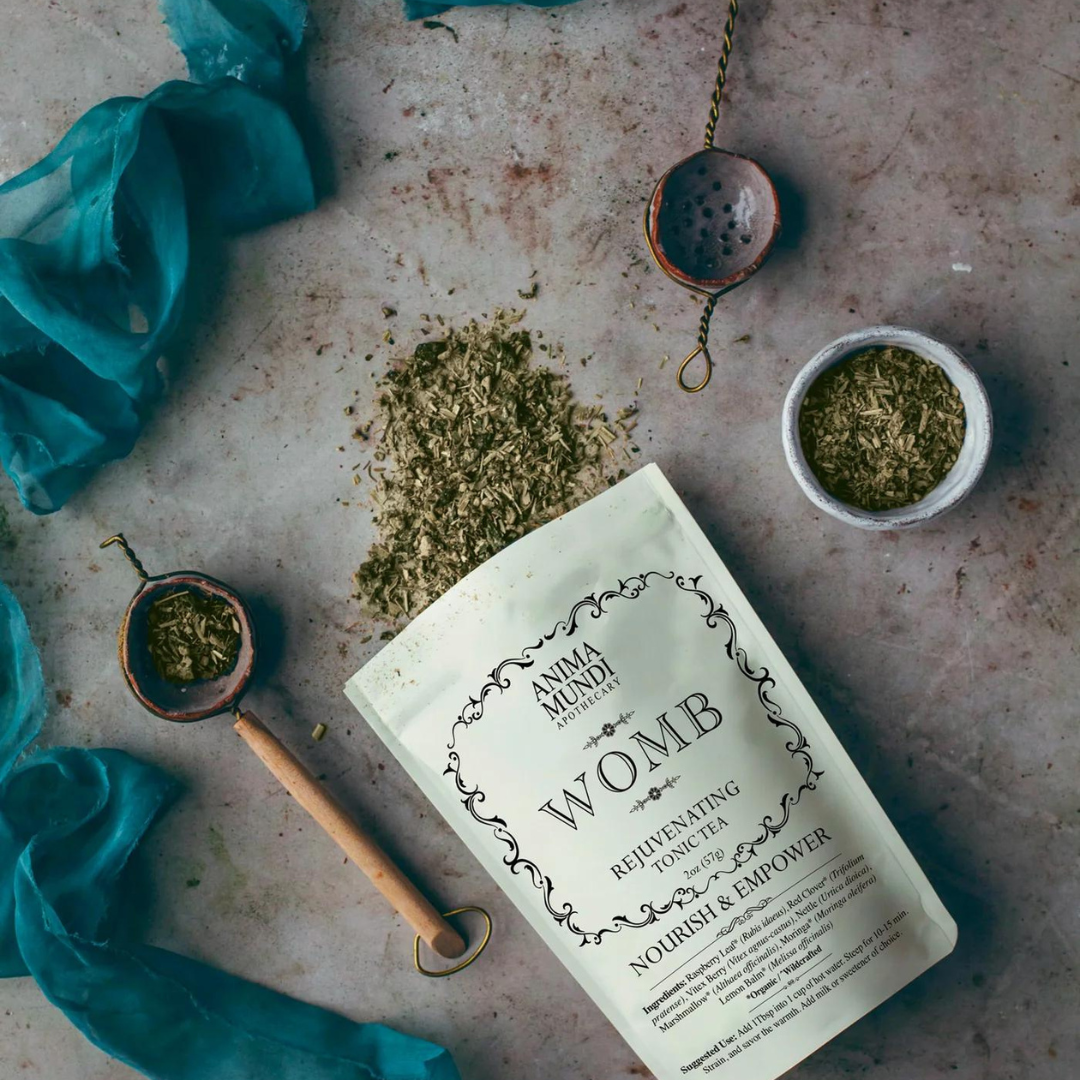 Womb Tea volcada con mezcla visible. Infusión botánica para nutrir el útero, armonizar el ciclo y acompañar momentos de transición.