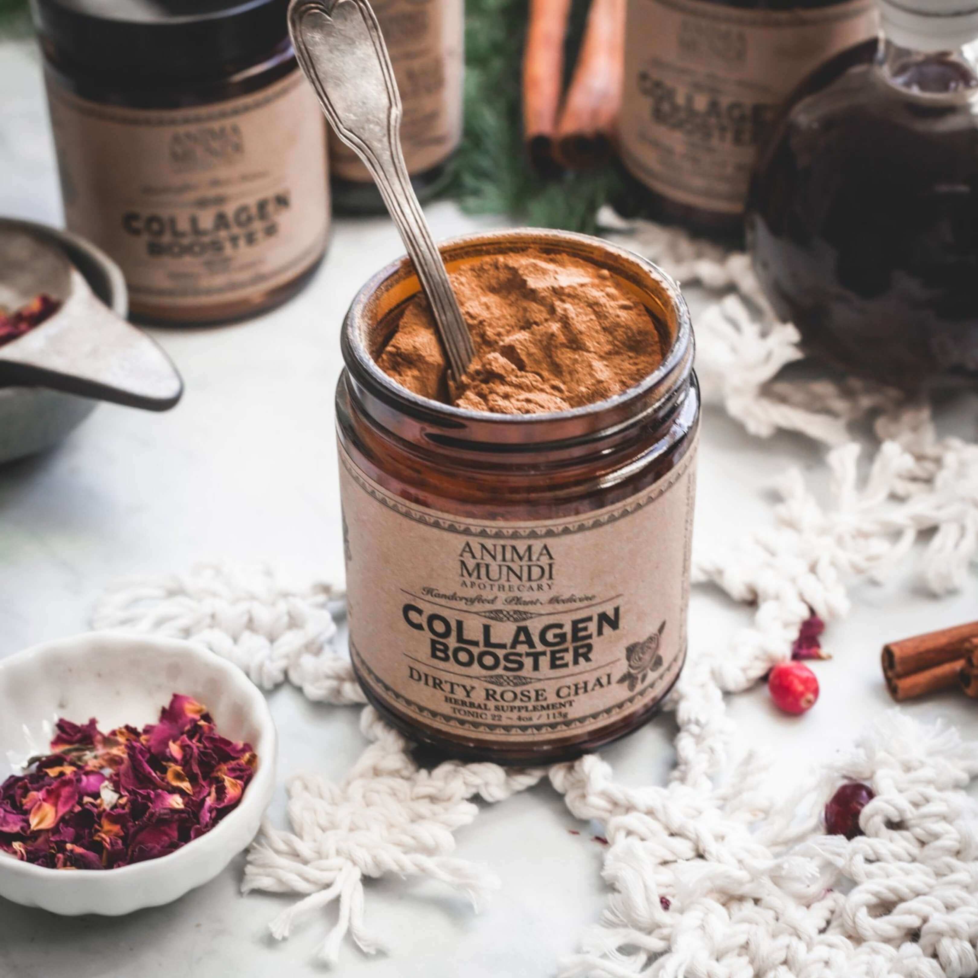 Tarro abierto de Collagen Booster con cuchara. Polvo funcional para rituales de cuidado interno y belleza nutritiva.