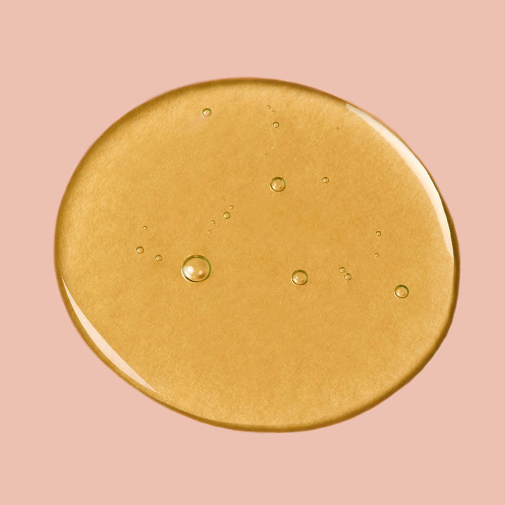 Textura cremosa del champú Color Awakening Hairbath, nutre sin apagar el color.