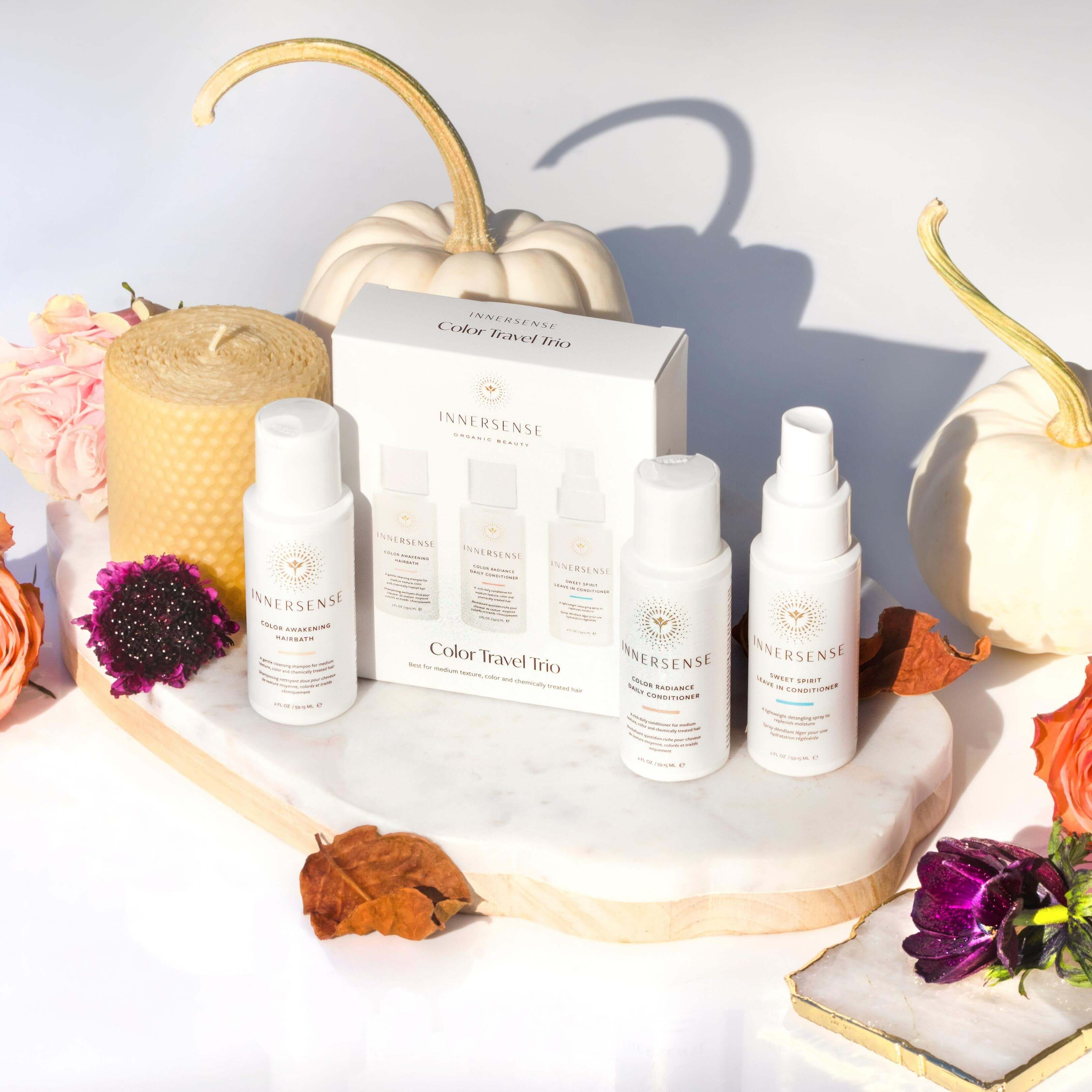 Bodegón con productos de Color Travel Trio, pensado para cabello tratado y brillante.