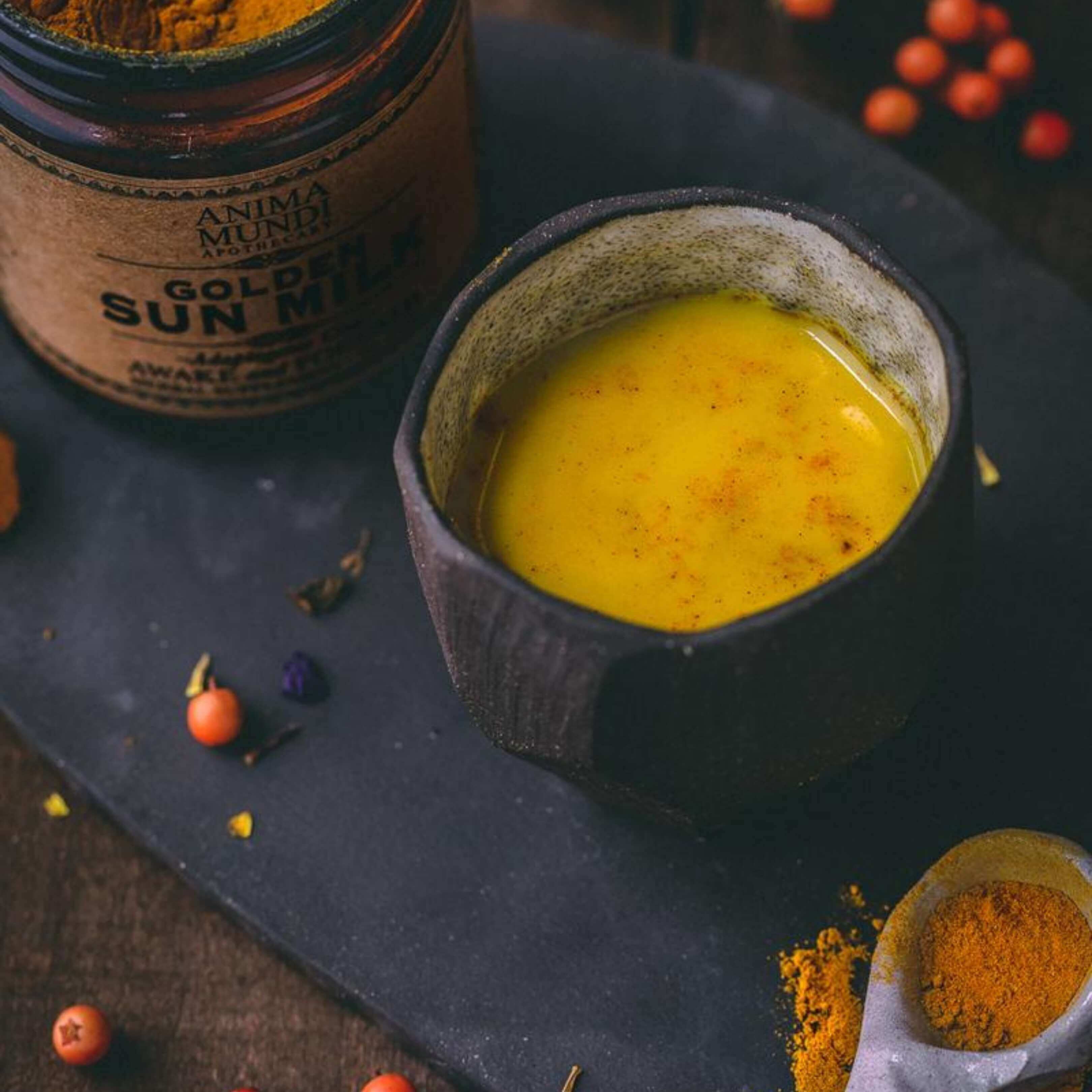 Infusión de Golden Sun Milk servida en tazón. Mezcla reconfortante para revitalizar el cuerpo con cúrcuma y especias.