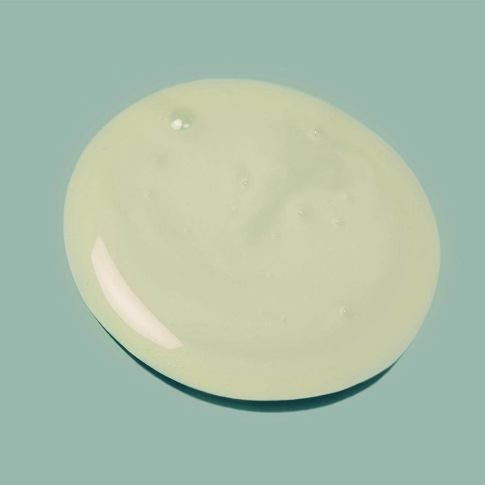 Textura rica y envolvente del Hydrating Cream Hairbath, ideal para recuperar suavidad y flexibilidad.