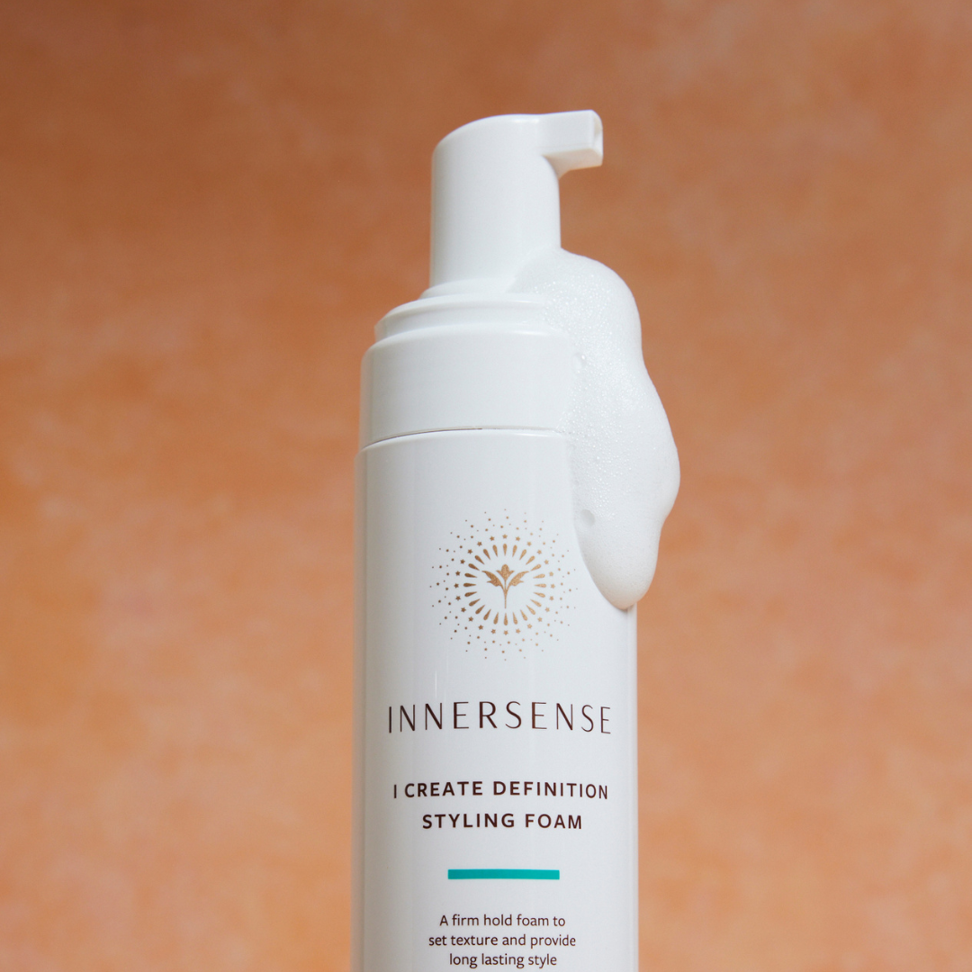 Dosificador en uso mostrando la textura ligera de la espuma definidora para rizos definidos.