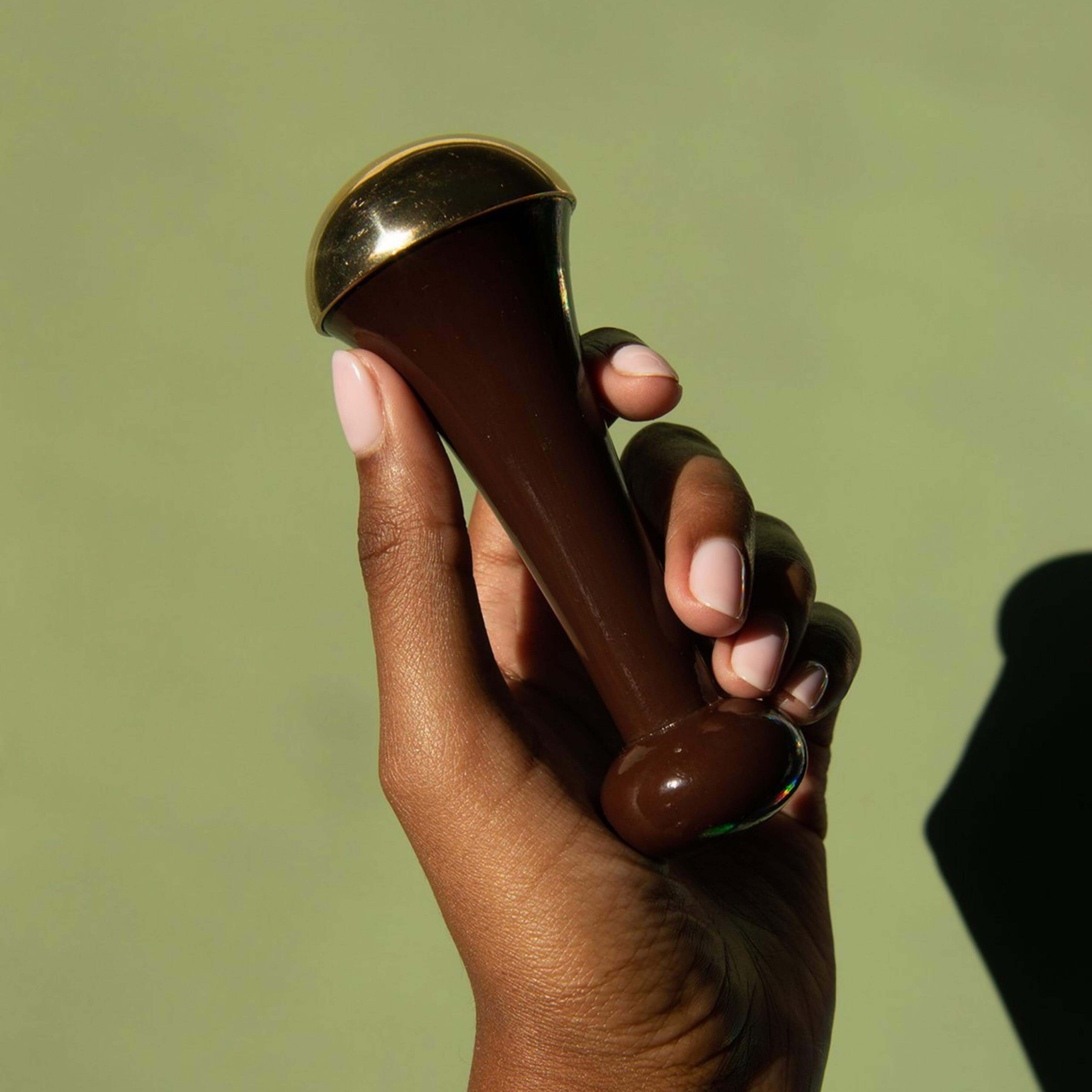 Una herramienta ancestral que libera tensión, activa la circulación y deja el rostro visiblemente descansado.