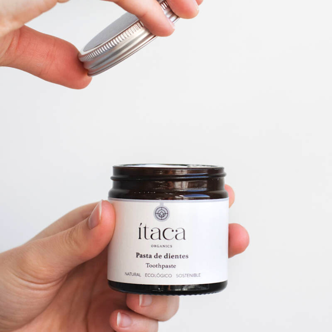 Limpieza bucal suave y eficaz con la pasta de dientes vegetal de Ítaca Organics en tarro reutilizable.
