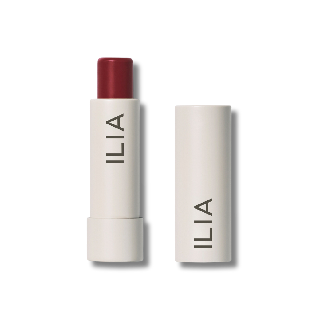 Bálsamo labial de Ilia Beauty con color tono Wanderlust. Cacao de labios en barra con tinte natural, tono rosado para labios hidratados y brillantes.