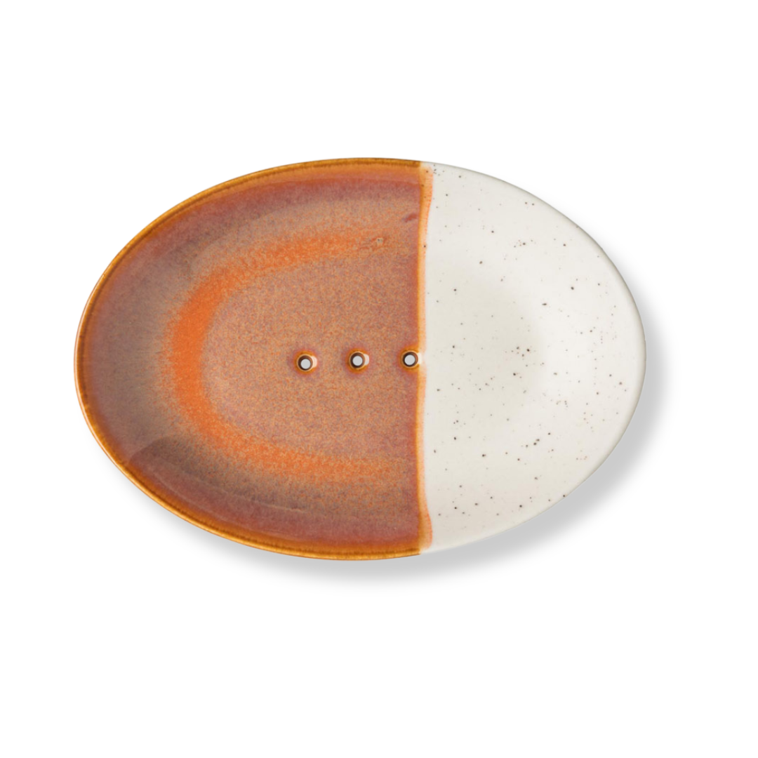 Jabonera ovalada rústica color terracota con tres agujeros en el centro. Jabonera de Tranquillo para alargar la vida de los jabones sólidos.