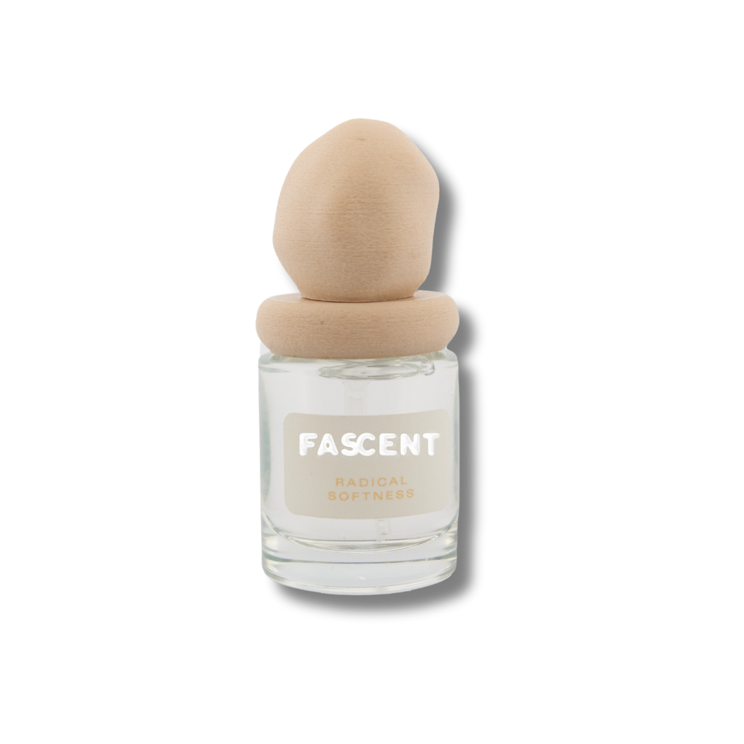 Fragancia Radical Softness, suave y delicado perfume de té blanco y pimienta rosa. Perfecto para el uso diario y para pieles delicadas.