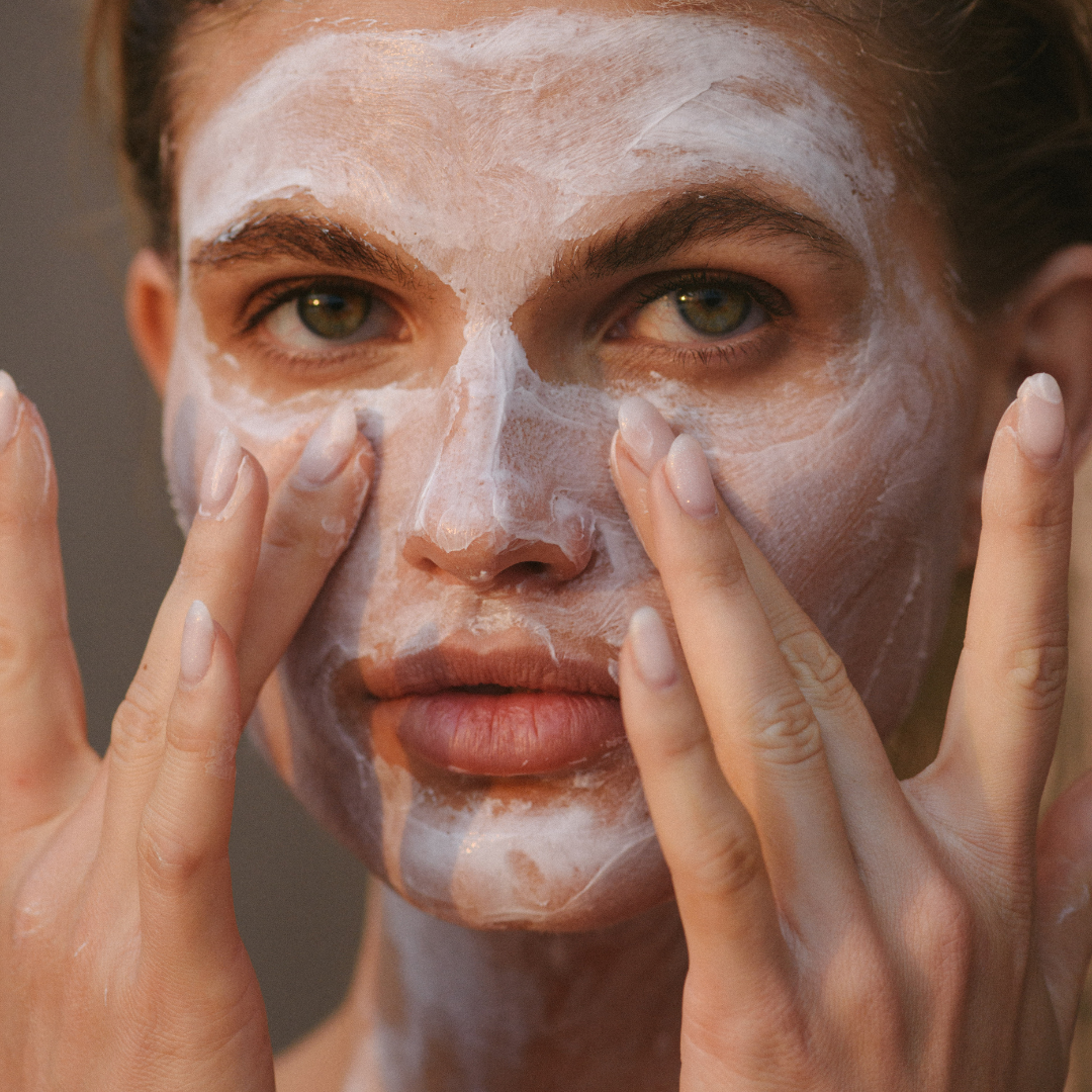 Mascarilla de reparación facial con textura cremosa. Contiene aloe vera, pepino y ácido hialurónico. Mascarilla que aporta flexibilidad e hidratación.