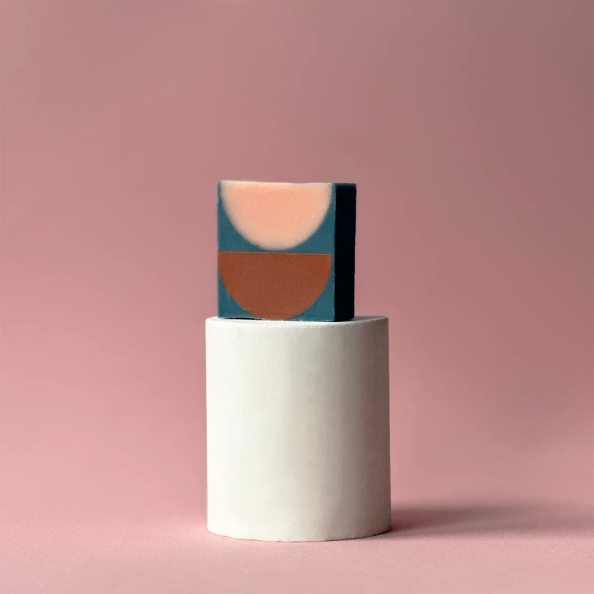 Jabón sólido con diseño de medias lunas de Ciment. Jabón Terre de Lune con fragancia fresca y cálida, hecho con aceites vegetales ecológicos.