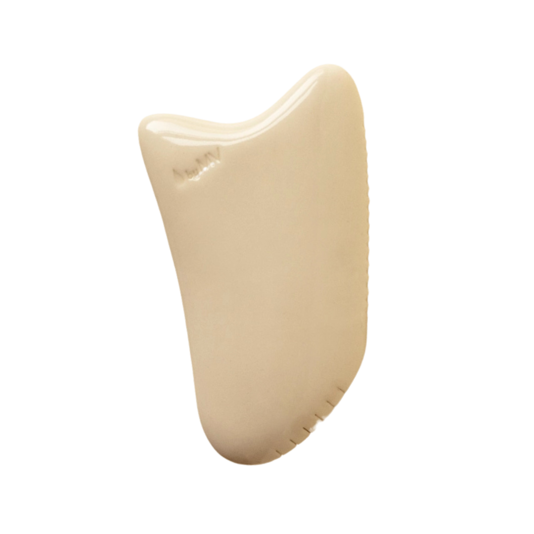 Guasha de porcelana The Porcelain Skin Jewel Mariona Vilanova. Guasha de masaje facial para inflamación y arrugas de expresión.