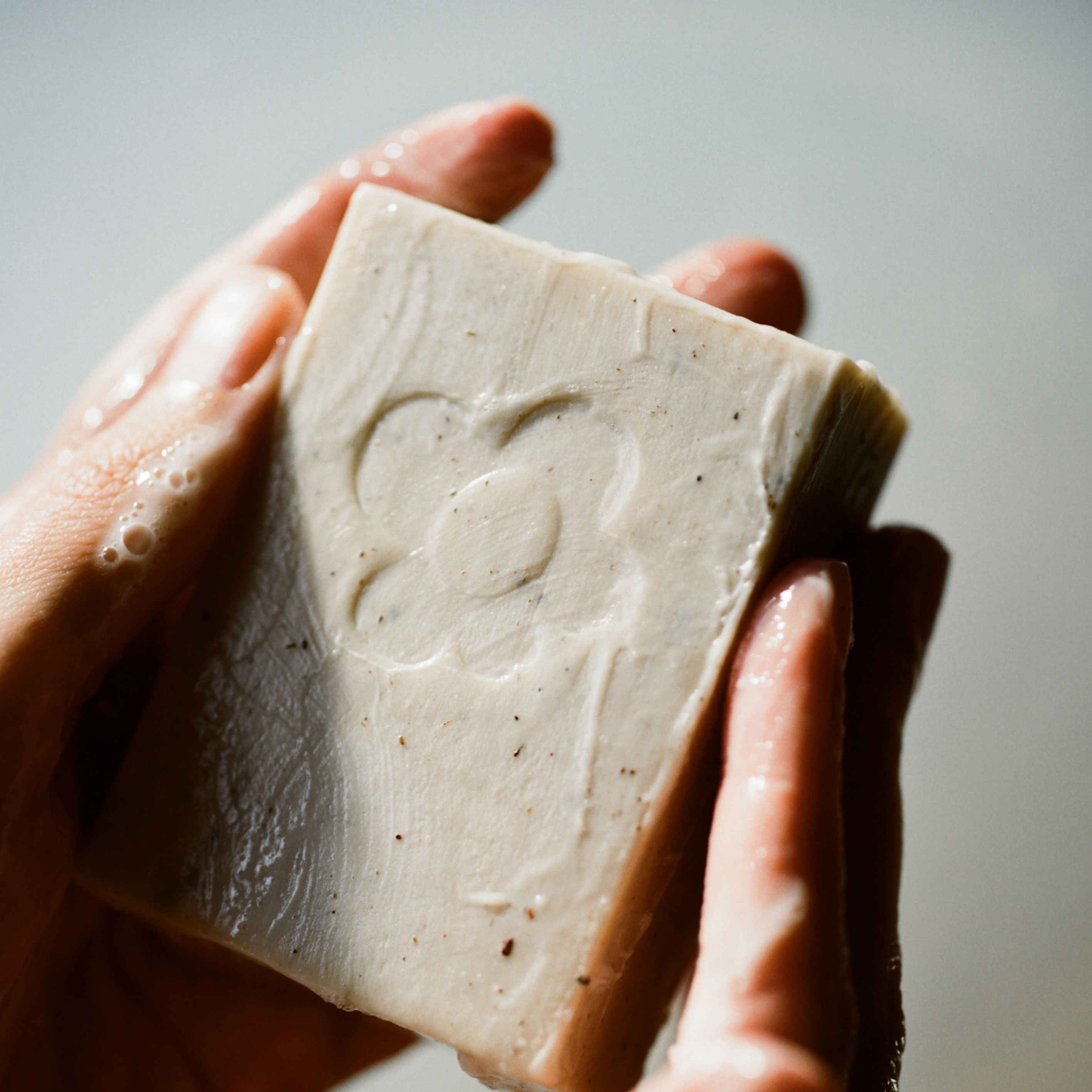 La espuma envuelve las manos mientras el jabón nutre y limpia con delicadeza casi medicinal.