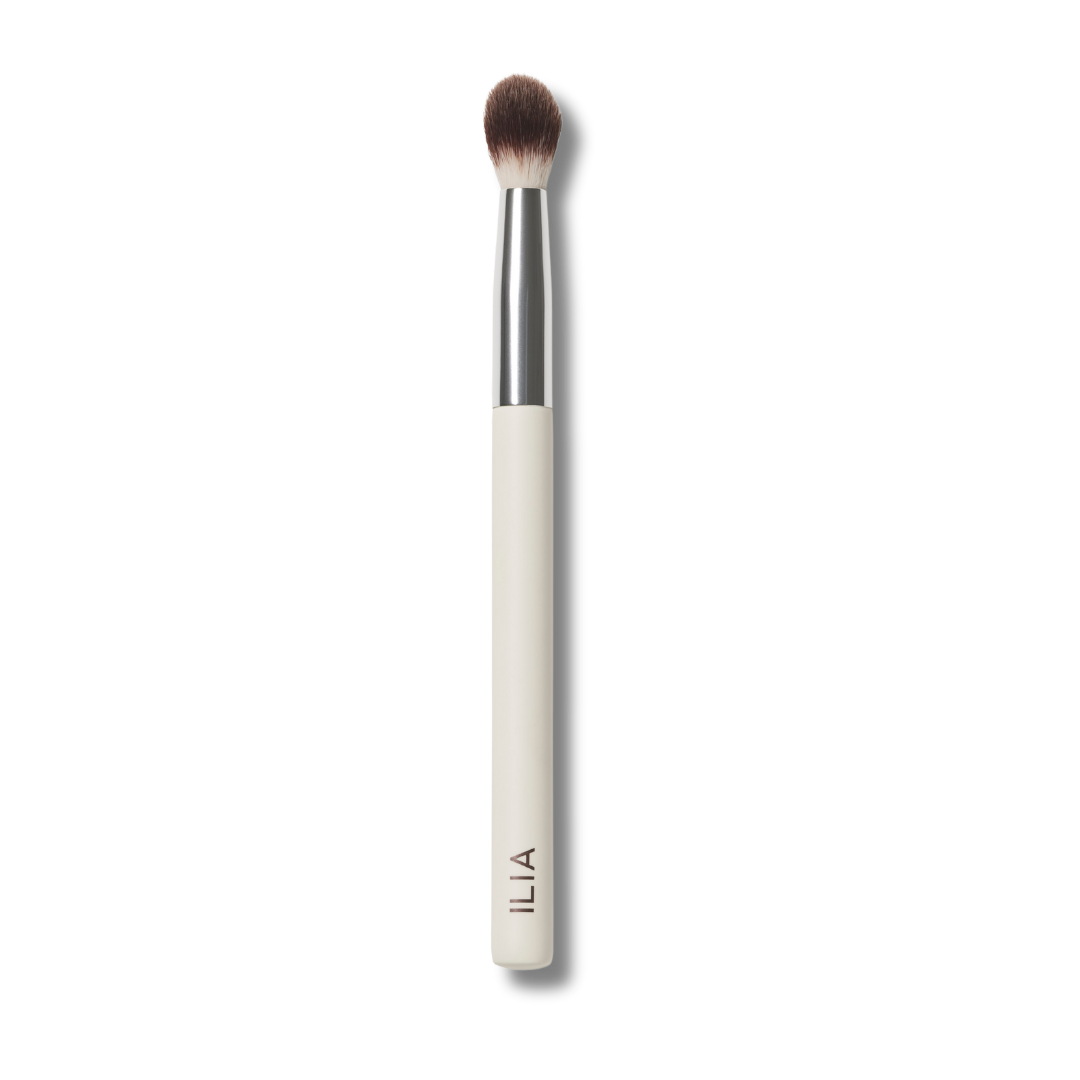 Blending Brush de ILIA Beauty. Brocha de maquillaje con fibras suaves para aplicar y difuminar sombras con precisión y suavidad.