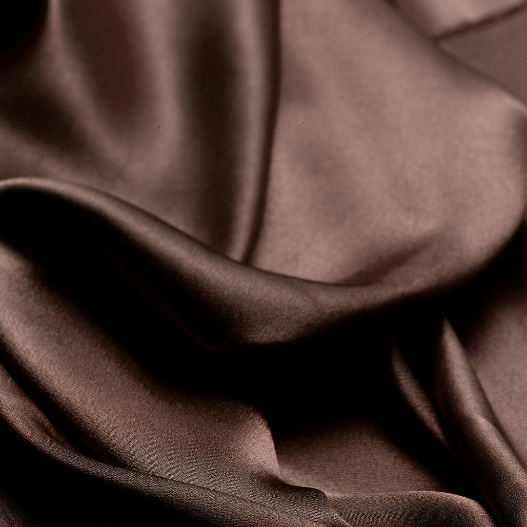 Coletero de seda nougat de Luãre en detalle.