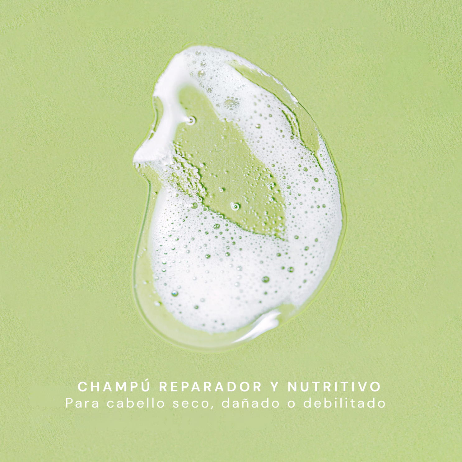 Textura ligera con espuma suave que limpia sin resecar y deja el cabello más flexible y menos áspero.