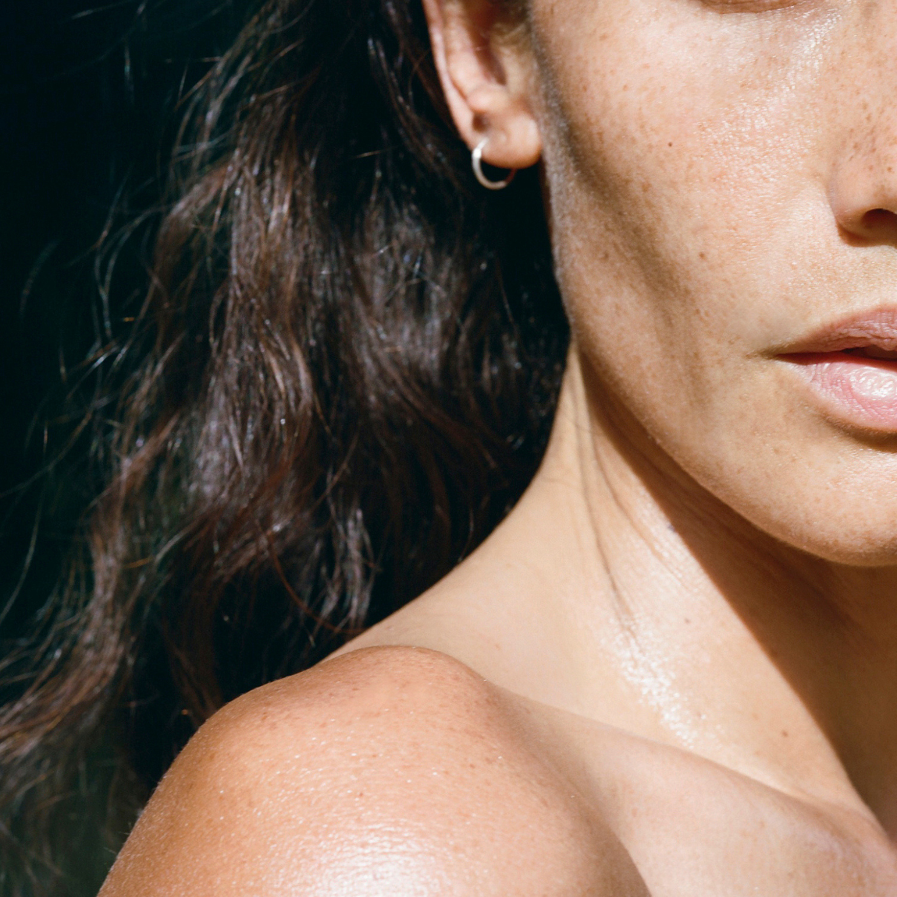 Aceite corporal de absorción rápida que calma irritaciones y envuelve la piel en jugosidad serena.