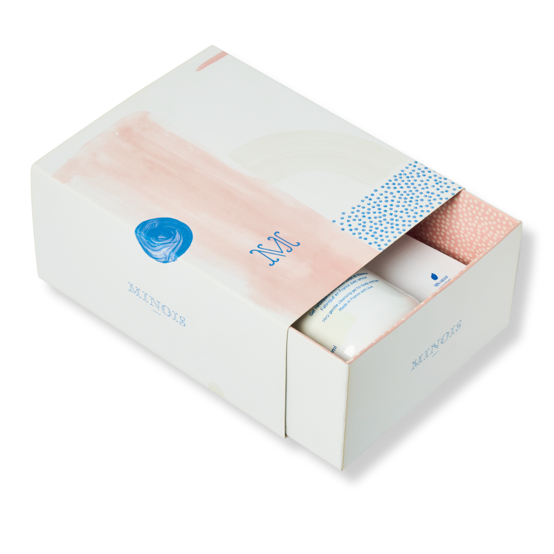 Caja Les Essentiels semiabierta, un ritual tierno y práctico para mimar la piel desde el primer día.