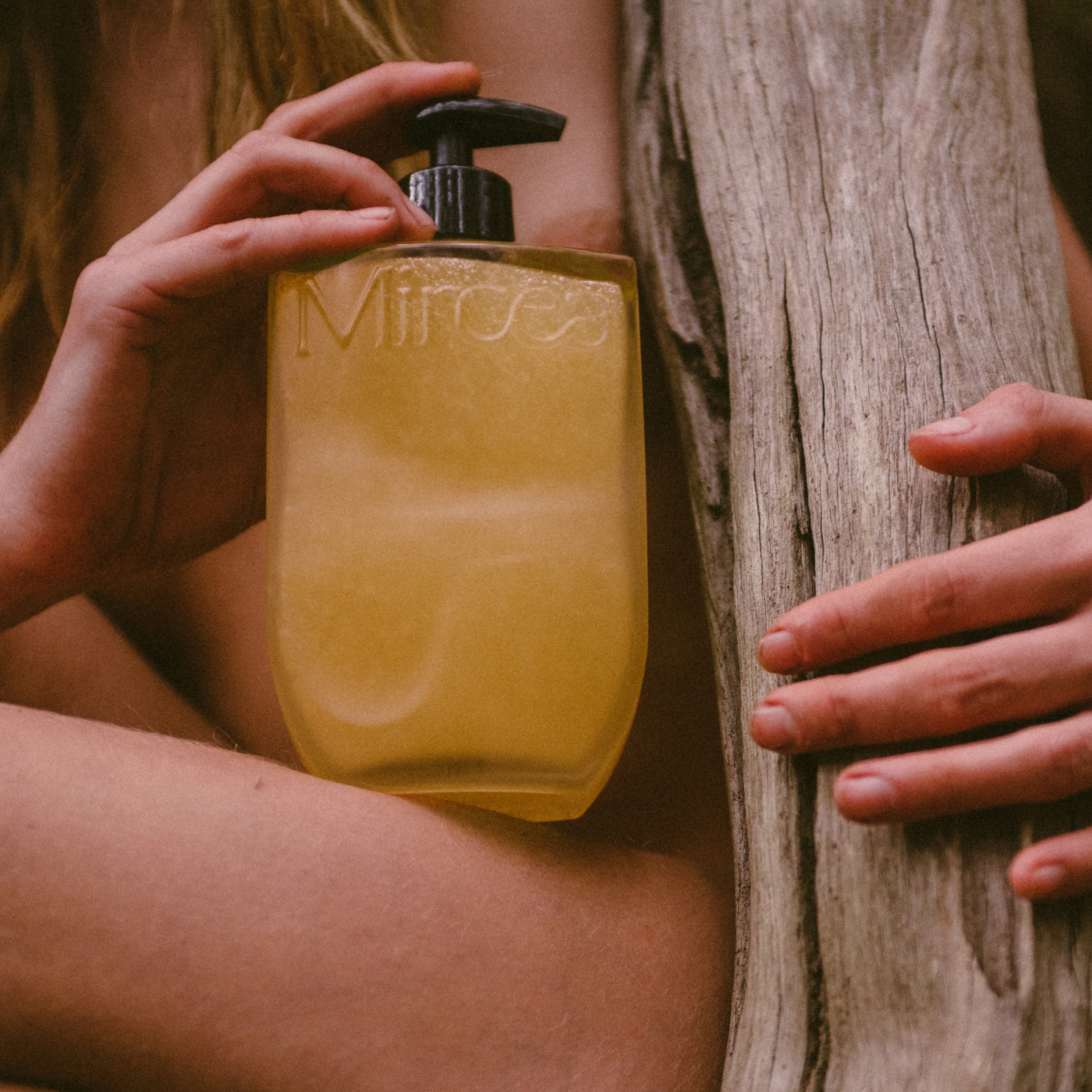 La pureza del Body Wash Cypress & Eucalyptus de Mircea envuelve la piel y conecta cuerpo y naturaleza en armonía.