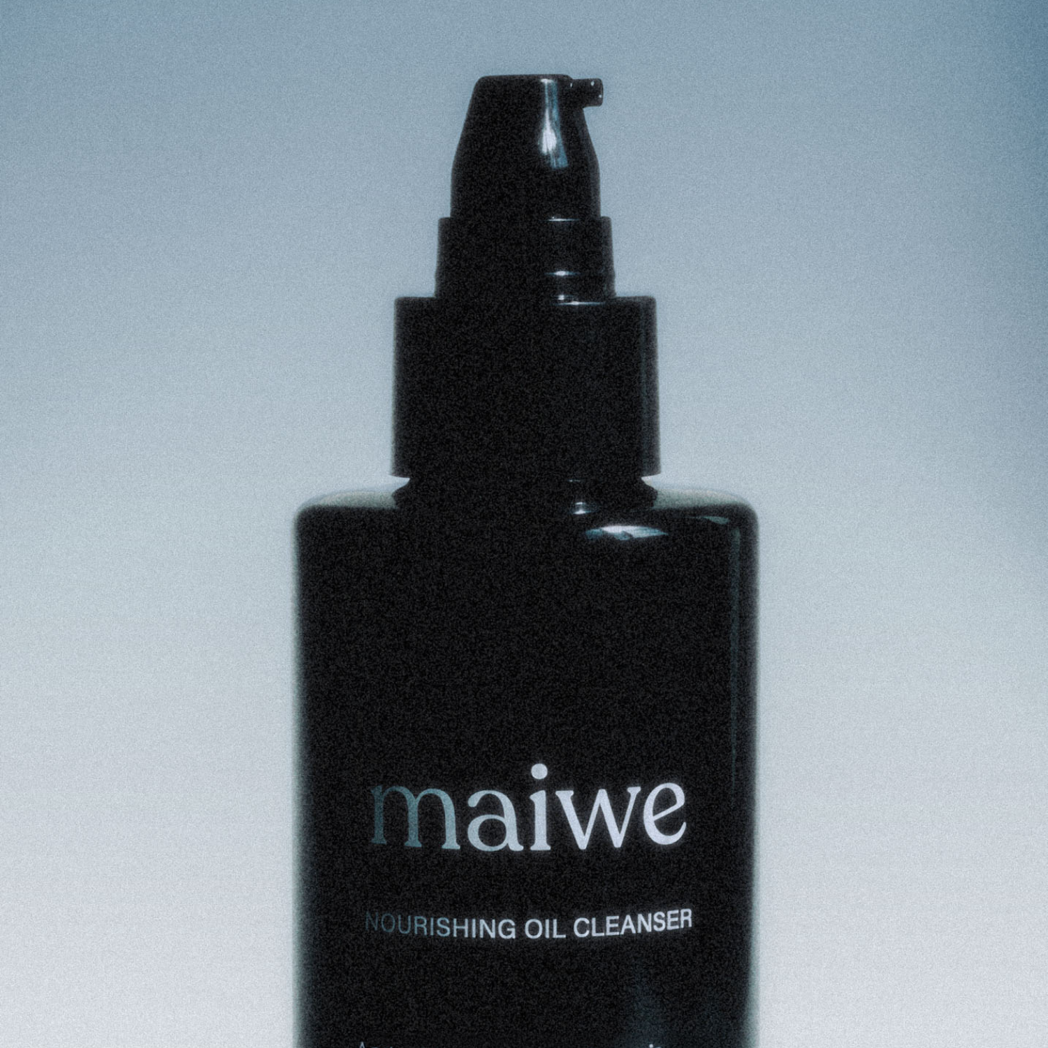 Nourishing Oil Cleanser de Maiwe, limpiador facial en aceite que elimina impurezas sin alterar el confort de la piel.