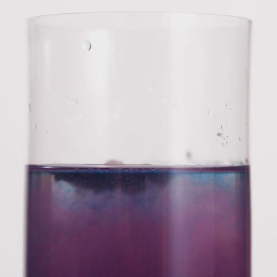 Polvo calmante disolviéndose en agua para acompañar el final del día con más calma y ligereza.