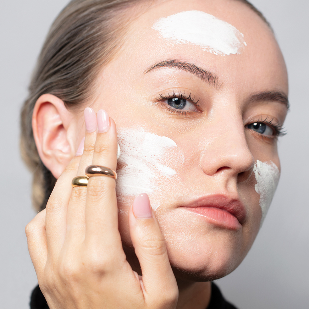 La textura cremosa con perlas de jojoba exfolia sin irritar y deja la piel visiblemente más luminosa.