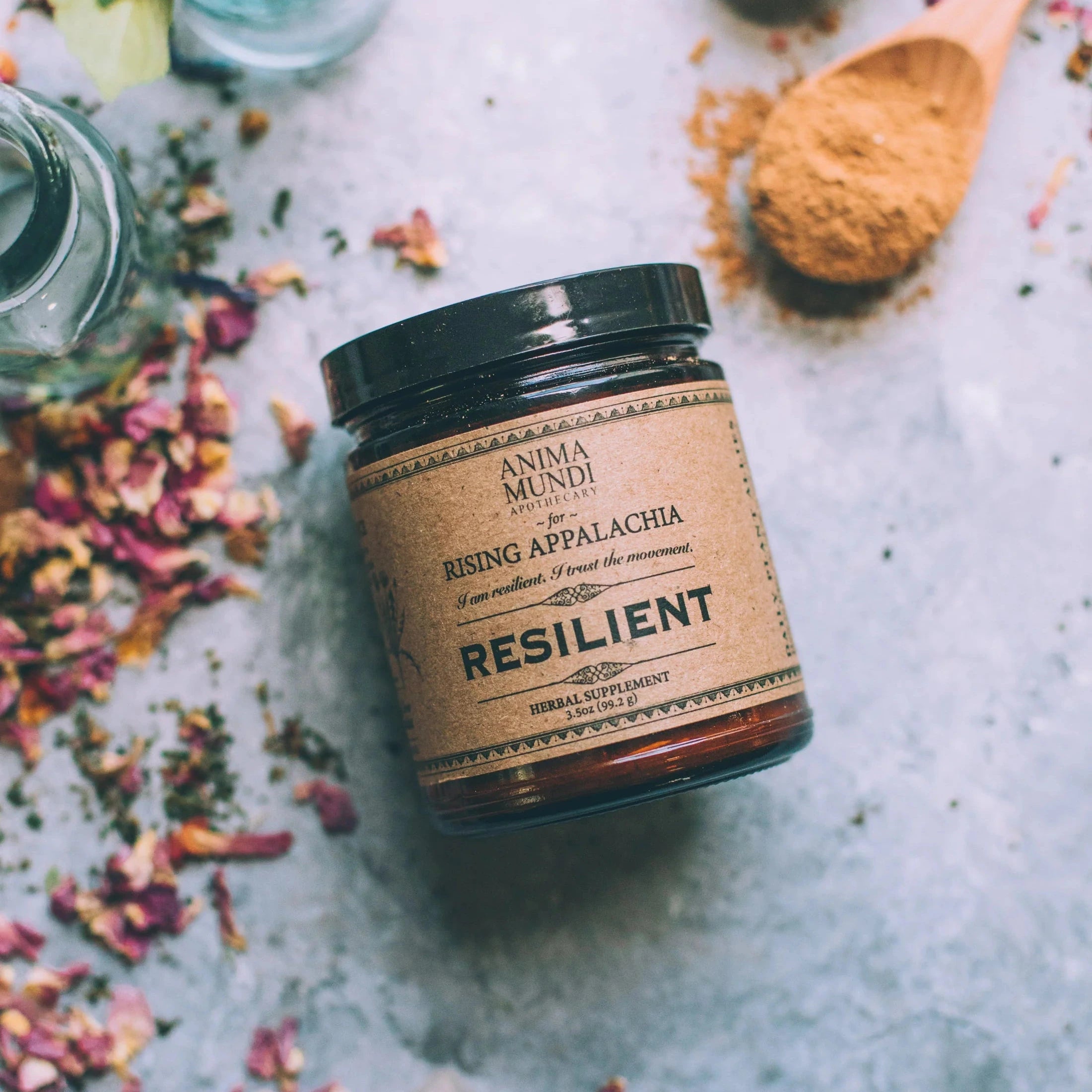 El polvo Resilient Powder de Anima Mundi despierta el ánimo y envuelve los sentidos en tierra dulce.