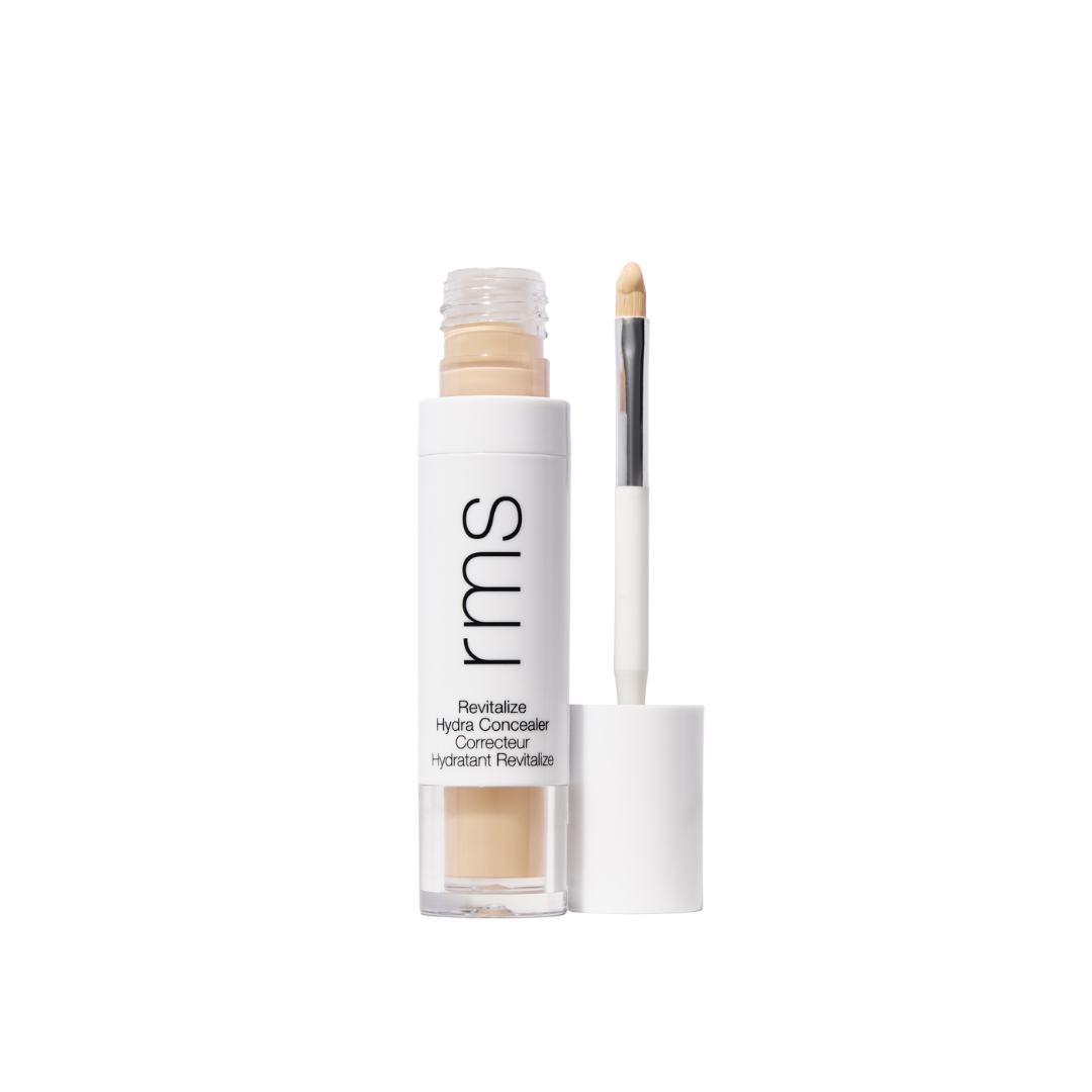 Revitalize Hydra Concealer de RMS Beauty ilumina y unifica sin peso ni marcas, con efecto segunda piel.