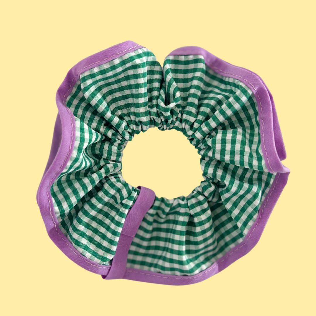 Scrunchie para pelo de cuadros verdes y remate lila. Coletero para pelo estiloso para alzar tus looks a otro nivel con La Crème Organics.